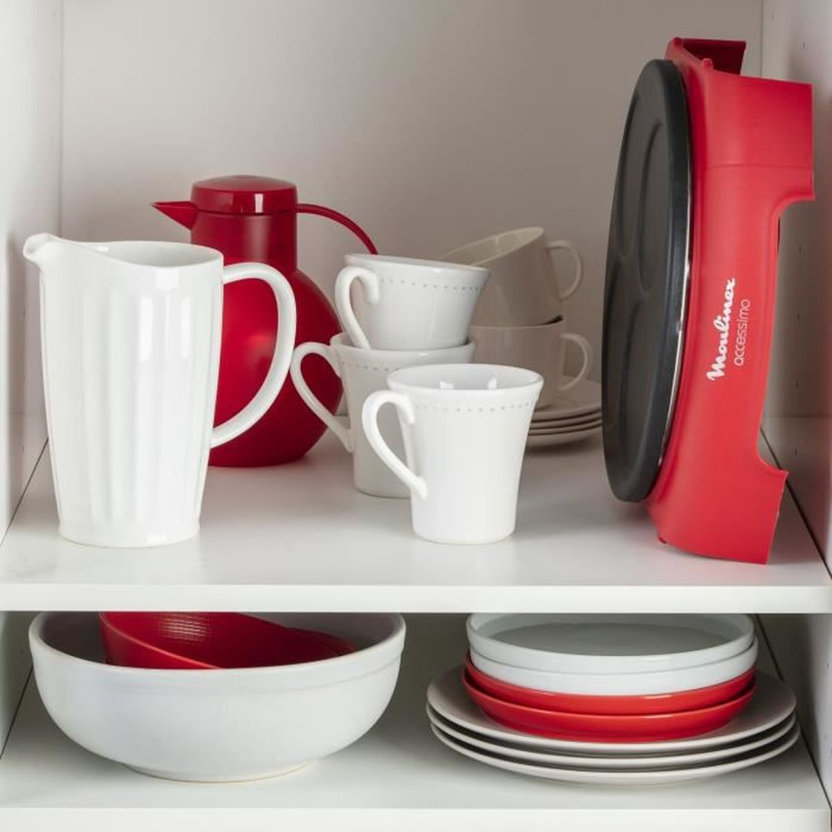 Czerwony naleśnikarka w szafce, z filiżankami, dzbankiem, talerzami i miskami.