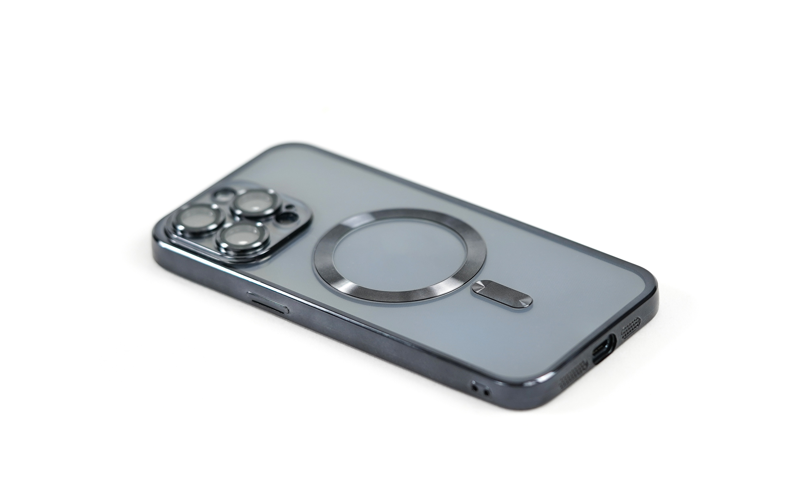 Telefon mit durchsichtiger Hülle und silbernem Ring. Rückseite zeigt Kamera-Array. Weißer Hintergrund.