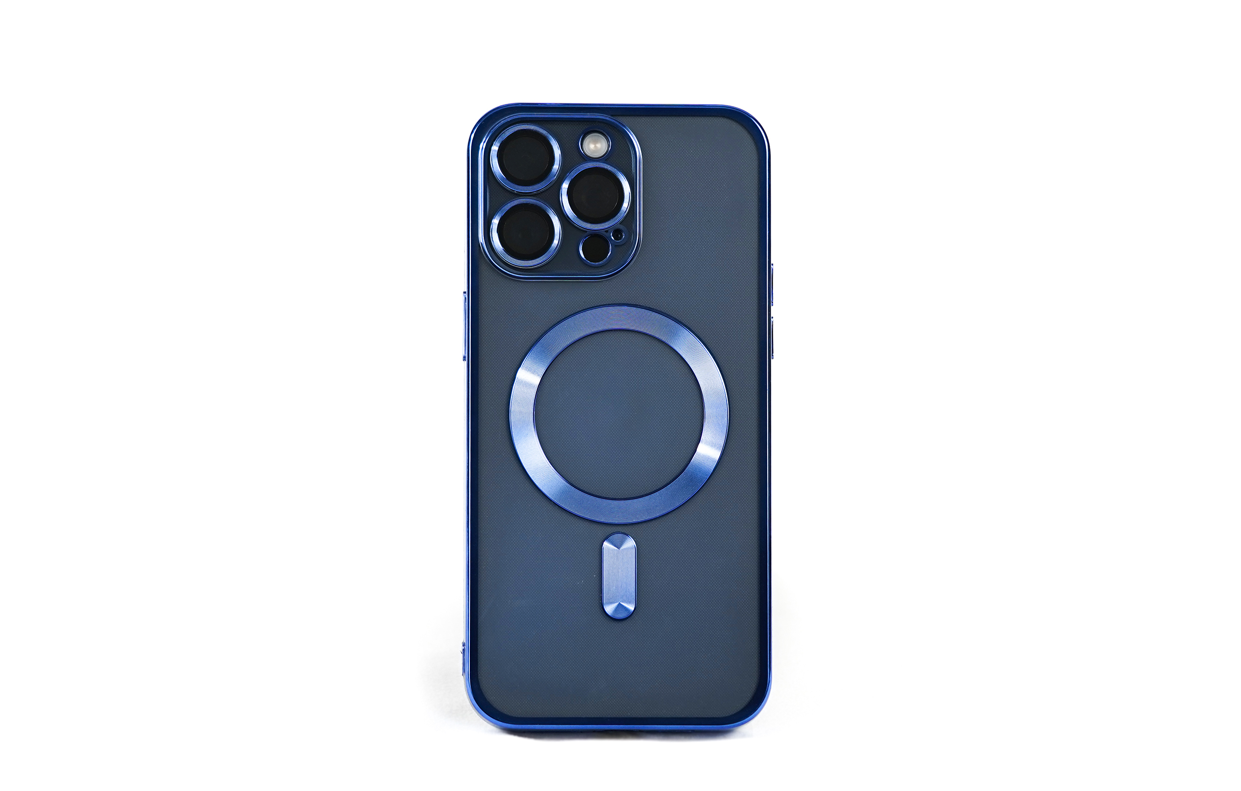 Blaue Handyhülle mit Kameraausschnitten und einem Magnetring. Isoliert auf weißem Hintergrund.