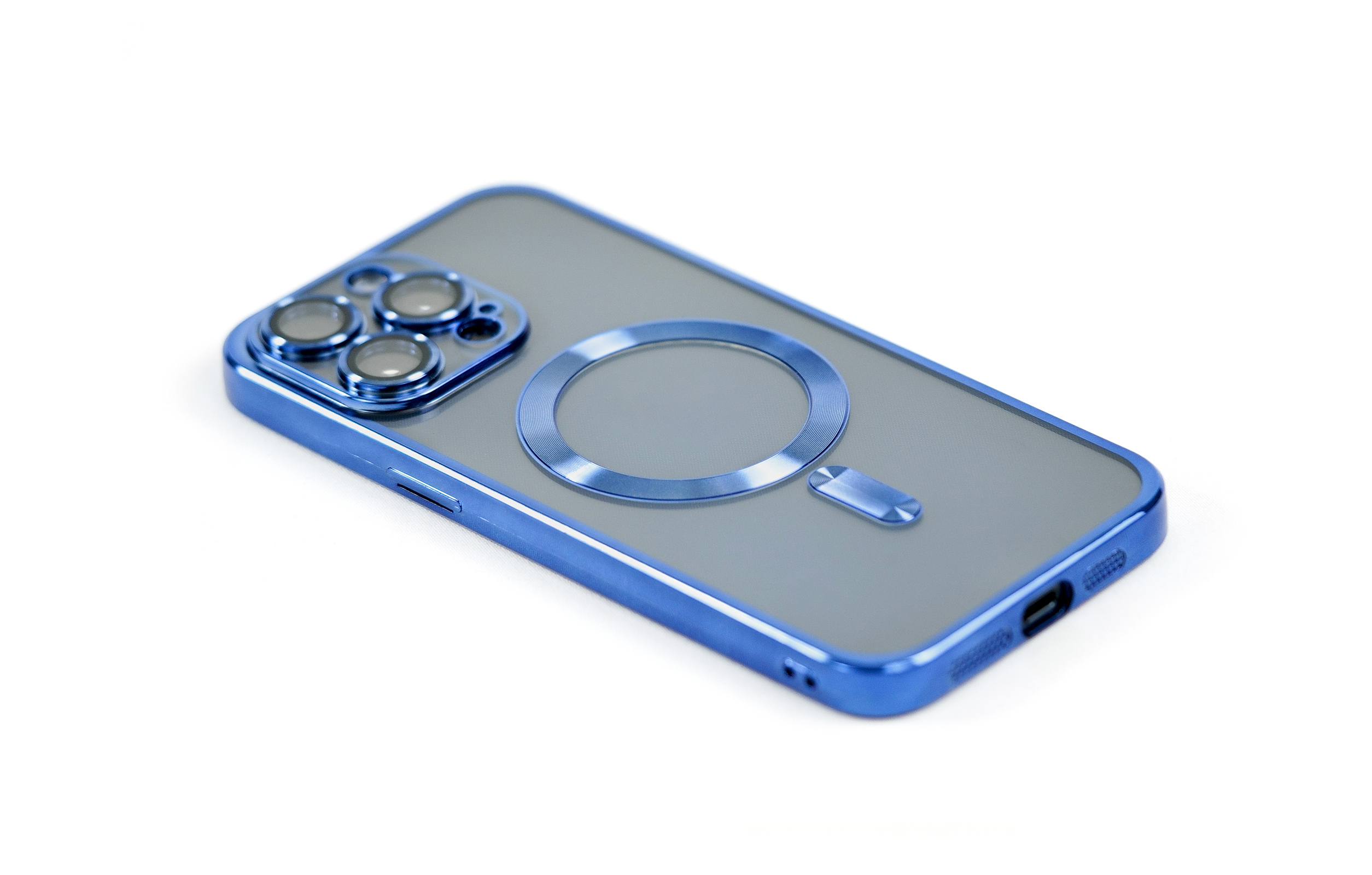 Eine blaue iPhone-Hülle mit Kameraringen und einem MagSafe-Ring, auf weißem Hintergrund dargestellt.
