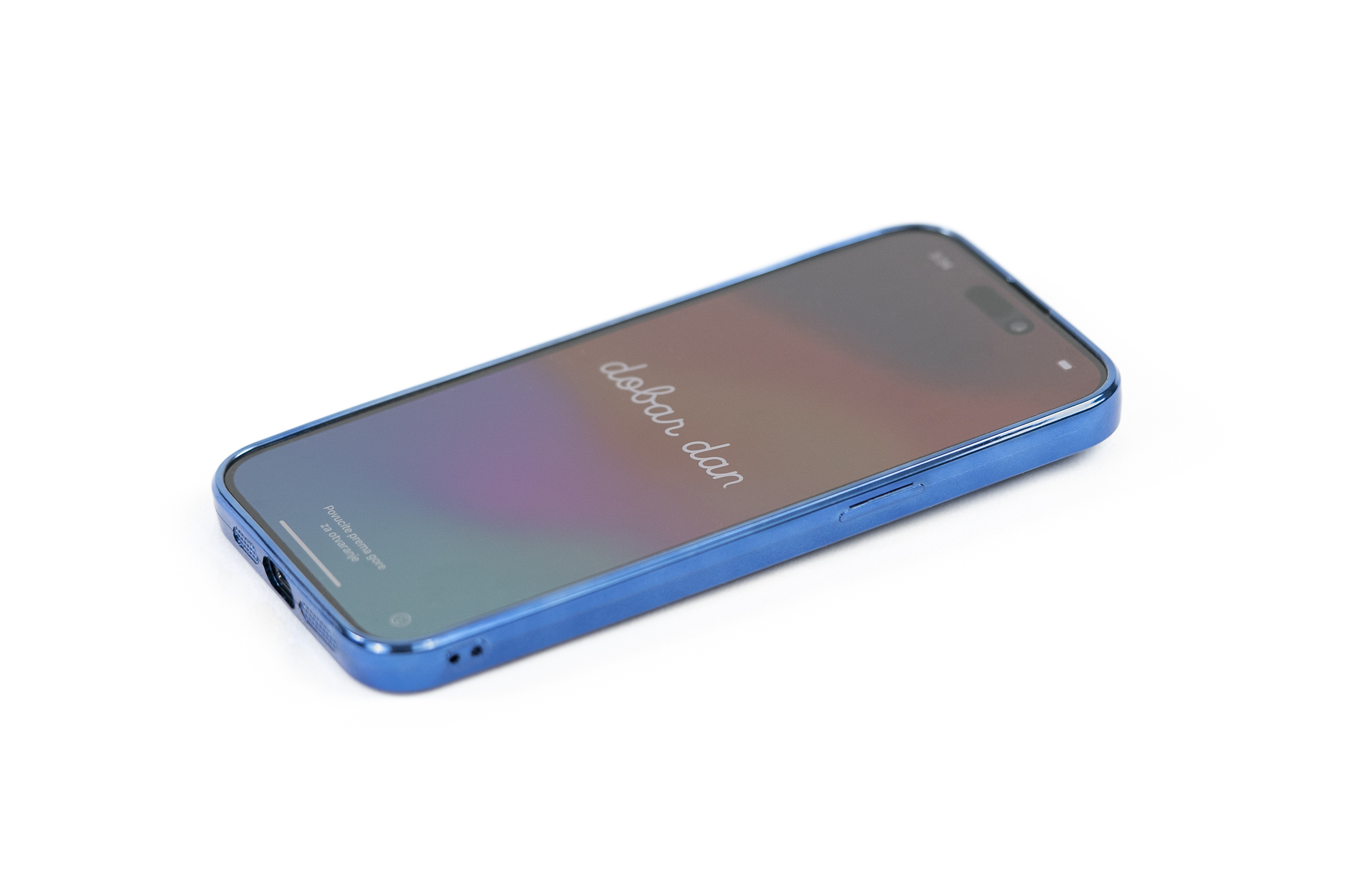 Ein blaues iPhone mit Hülle auf weißem Hintergrund. Der Bildschirm zeigt den Text 'dobar dan'.