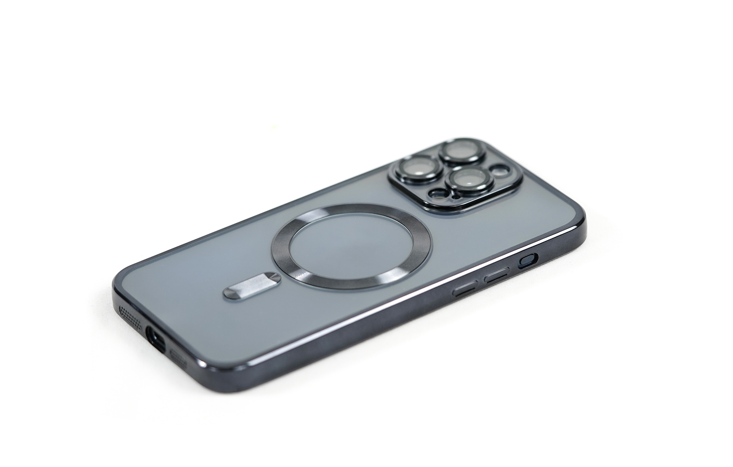 Schwarzes Telefon mit magnetischem Ringhalter. Das Telefon hat eine dunkelgraue Rückseite. Weißer Hintergrund.