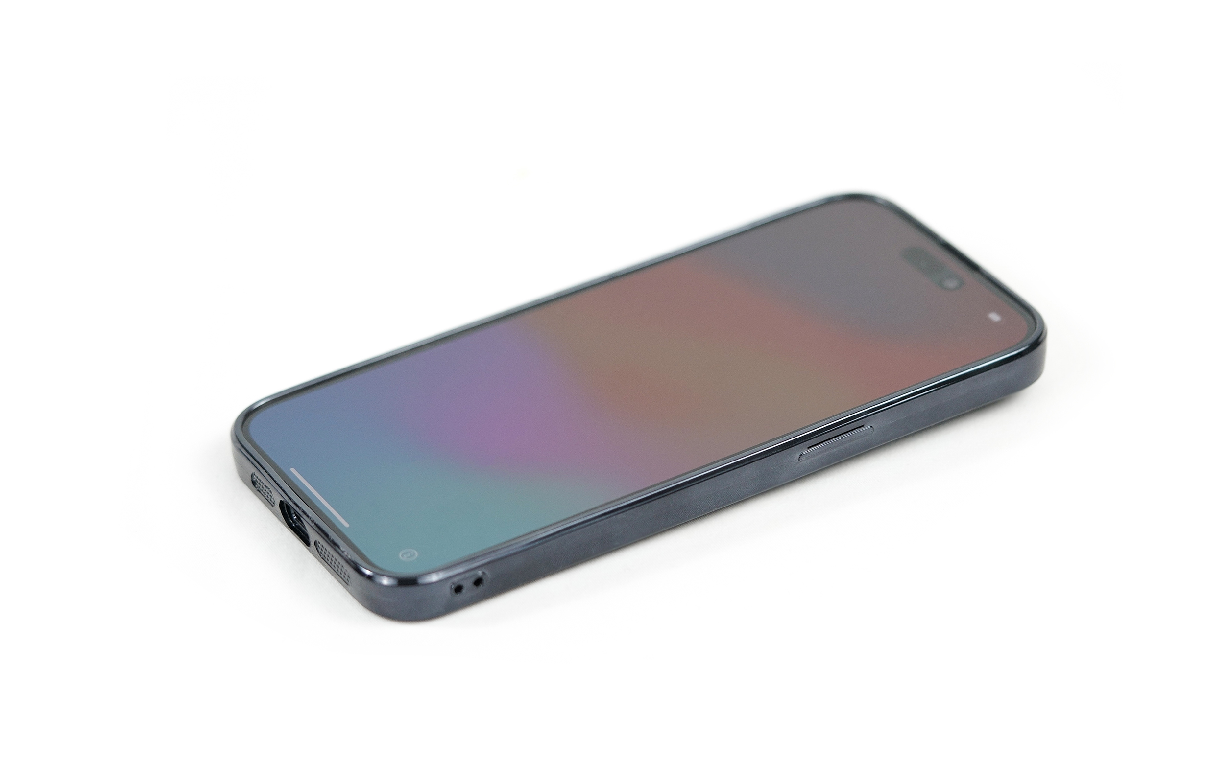Ein Telefon wird mit einem Bildschirm gezeigt, der ein farbenfrohes Bild anzeigt. Das Telefon hat eine schwarze Hülle. Es ist auf weißem Hintergrund.