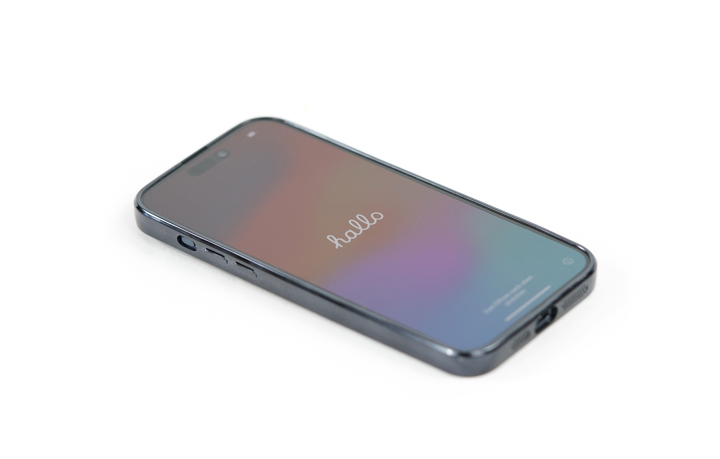 Ein dunkles Telefon mit einem Bildschirm, auf dem "Hallo" steht. Der Hintergrund ist weiß.
