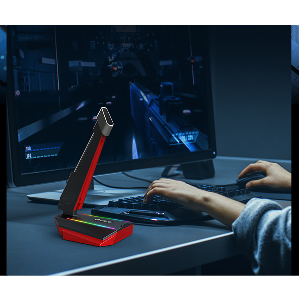 Eine Person benutzt einen Computer mit Gaming-Setup. Es gibt einen Monitor, Tastatur und Maus.