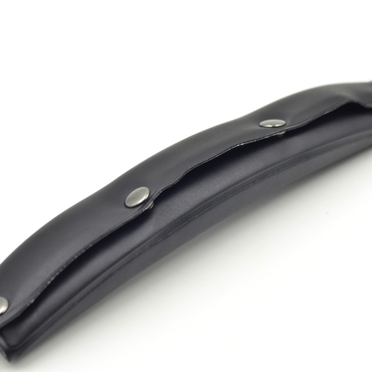 Czarny materiał skóropodobny z trzema srebrnymi ćwiekami, zakrzywiony kształt.