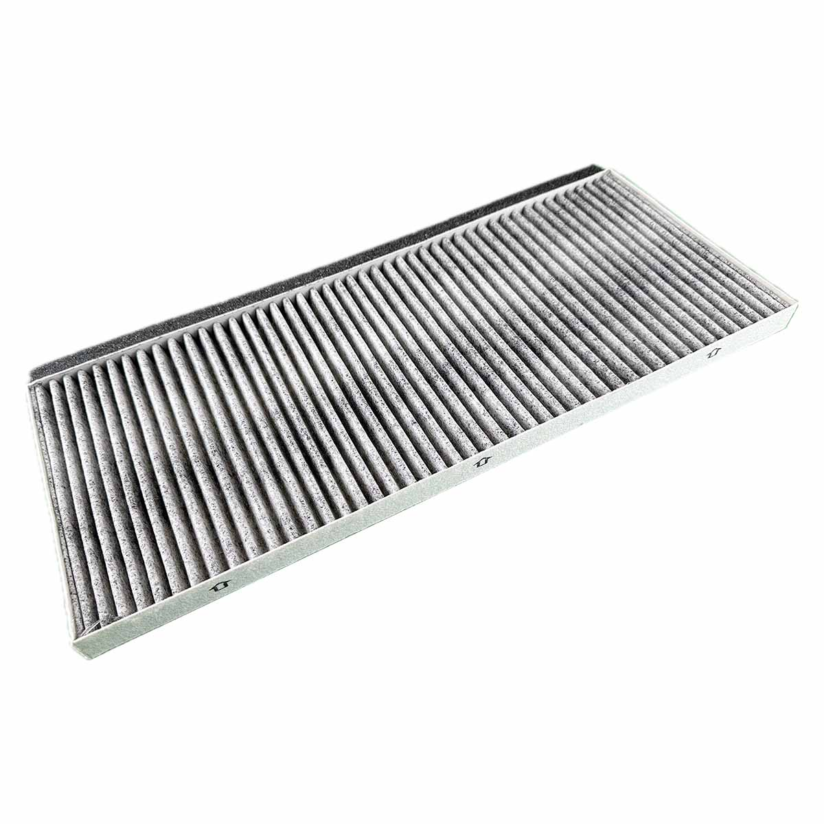 Grauer Luftfilter, rechteckige Form mit vielen parallelen Linien.