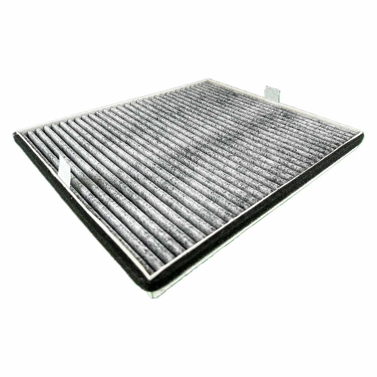 Luftfilter. Es hat eine rechteckige Form mit gefaltetem grauem Material in einem schwarzen Rahmen.