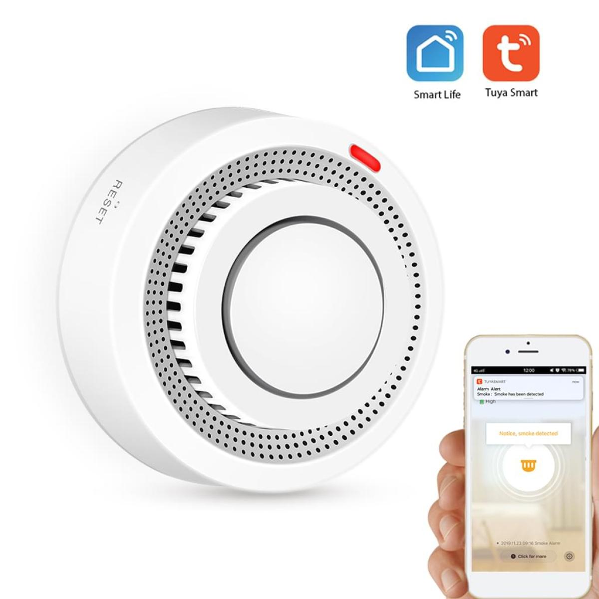 Weißer Rauchmelder an einer Wand mit einem Smartphone, das eine Warnmeldung anzeigt.