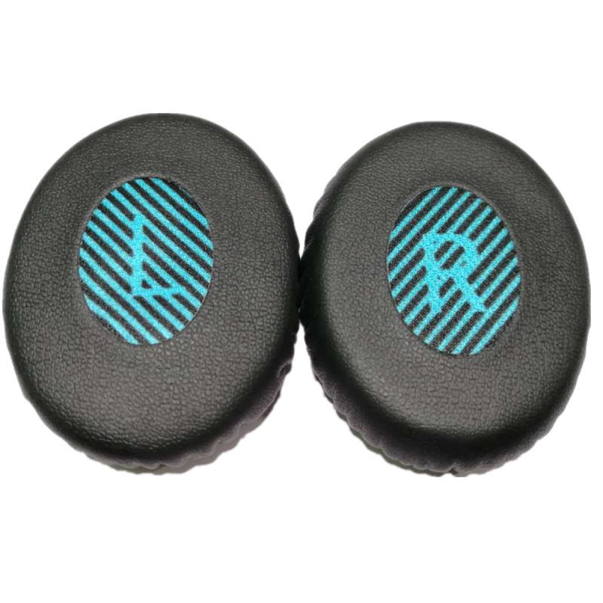 Dwie czarne nausznice z niebiesko-białymi wzorami w środku. Mają okrągły kształt.