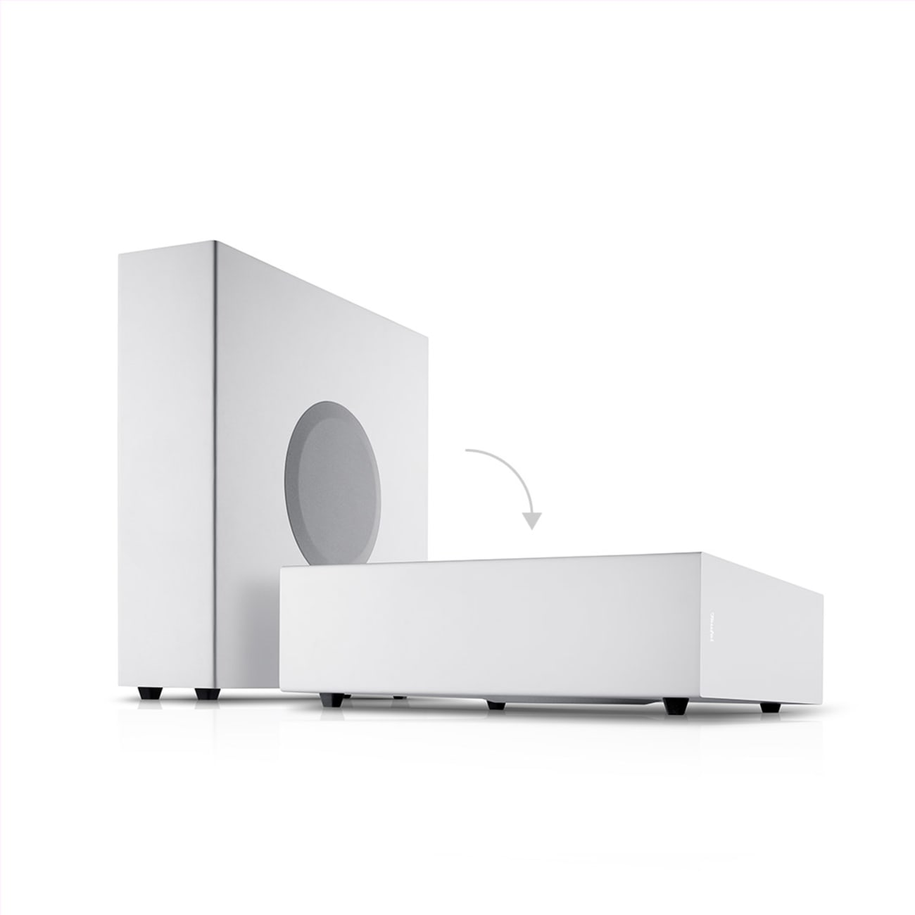 Weißes Soundsystem mit Subwoofer und Haupteinheit. Der Subwoofer links, die Haupteinheit rechts.