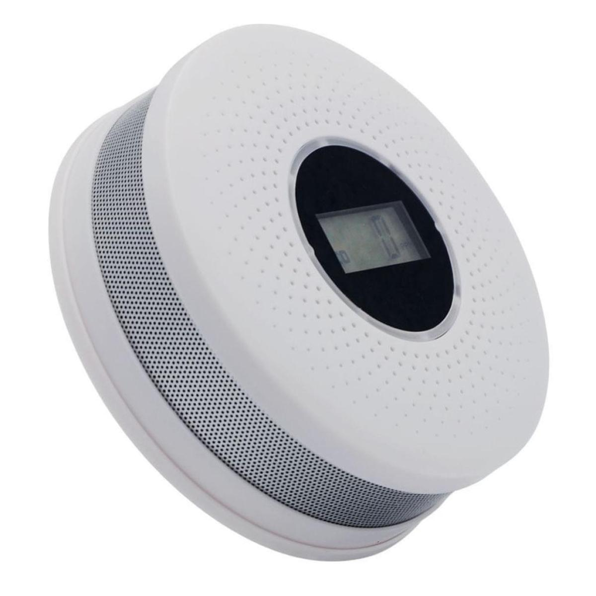 Ein weißer Rauchmelder mit digitaler Anzeige und perforiertem Design.