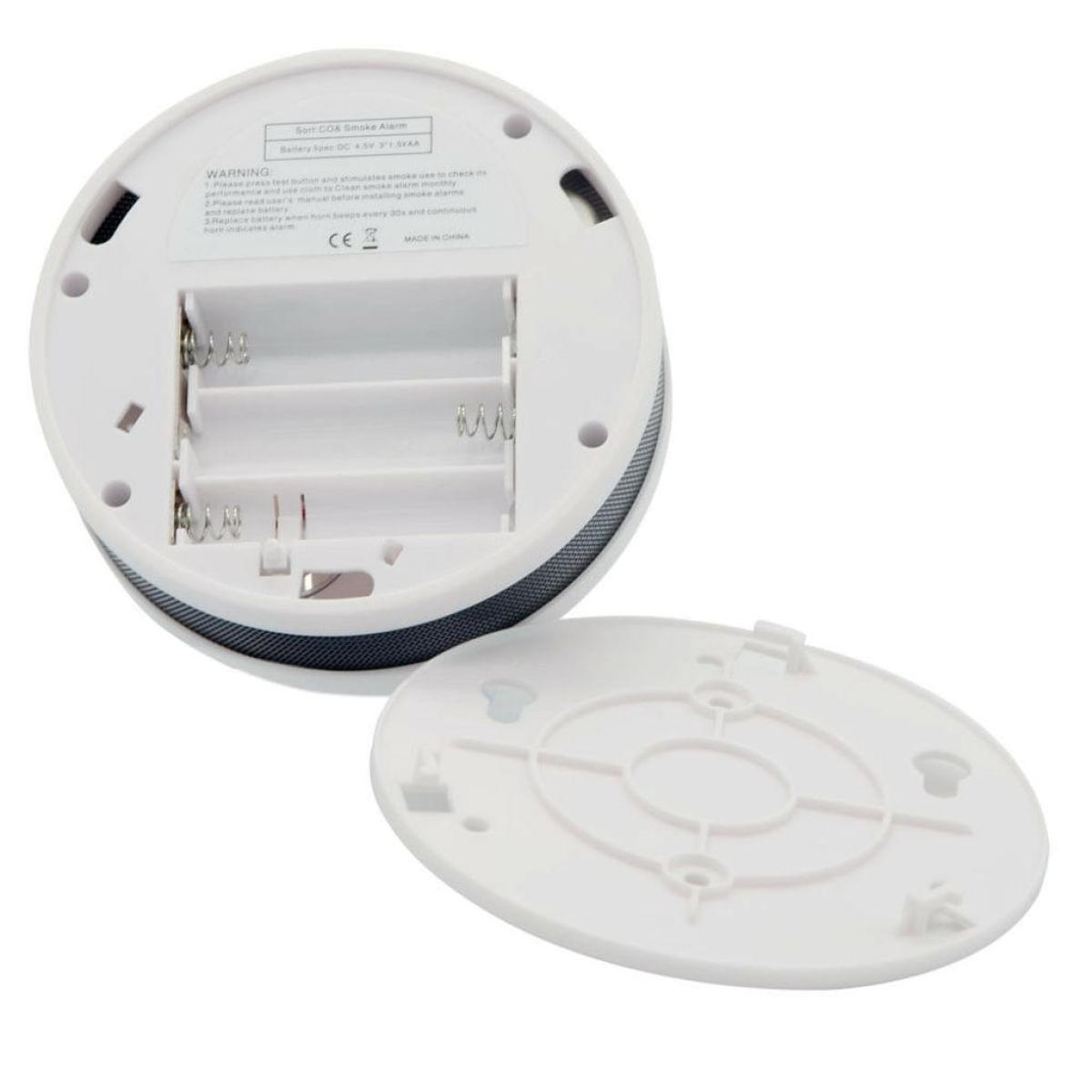 Ein weißer Rauchmelder mit abgenommener Abdeckung, der das Batteriefach freilegt. Die Abdeckung liegt daneben.
