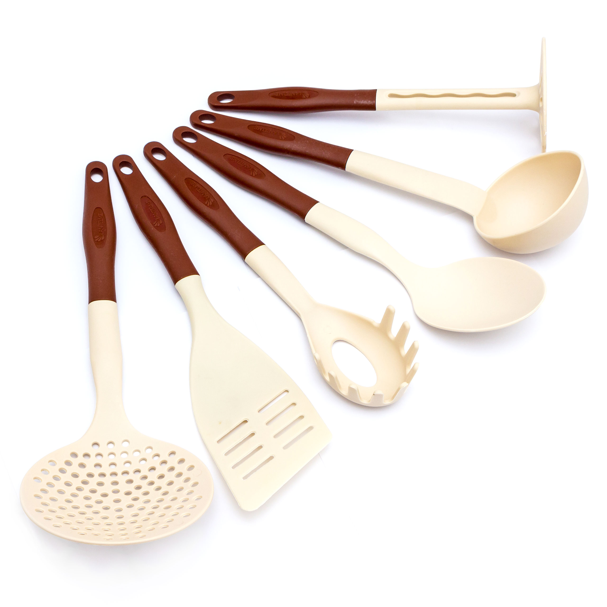 Ein Set von Küchenutensilien. Die Griffe sind braun, die Werkzeuge sind hellbeige.