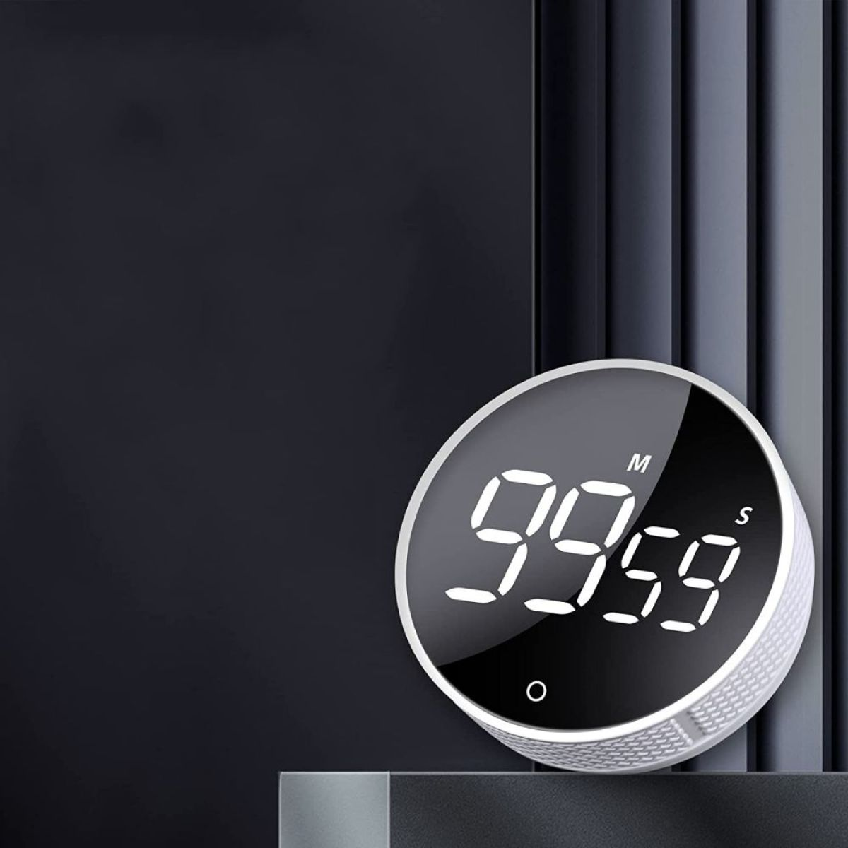 Digitaler Timer mit großen weißen Zahlen auf schwarzem Grund.