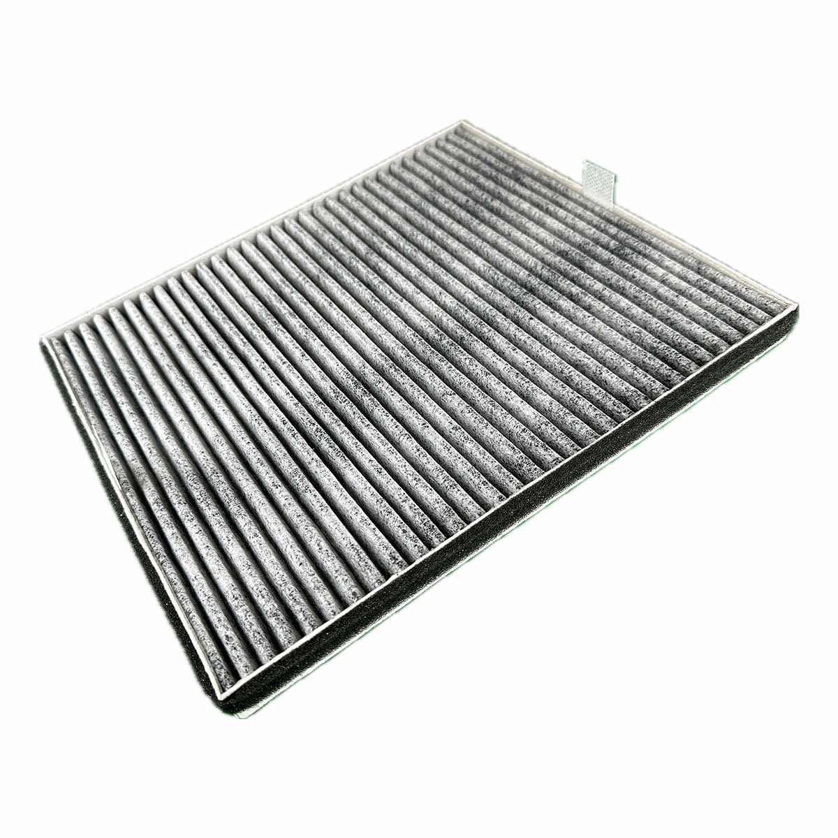 Rechteckiger Luftfilter mit grauen, parallelen Rippen, vor weißem Hintergrund.