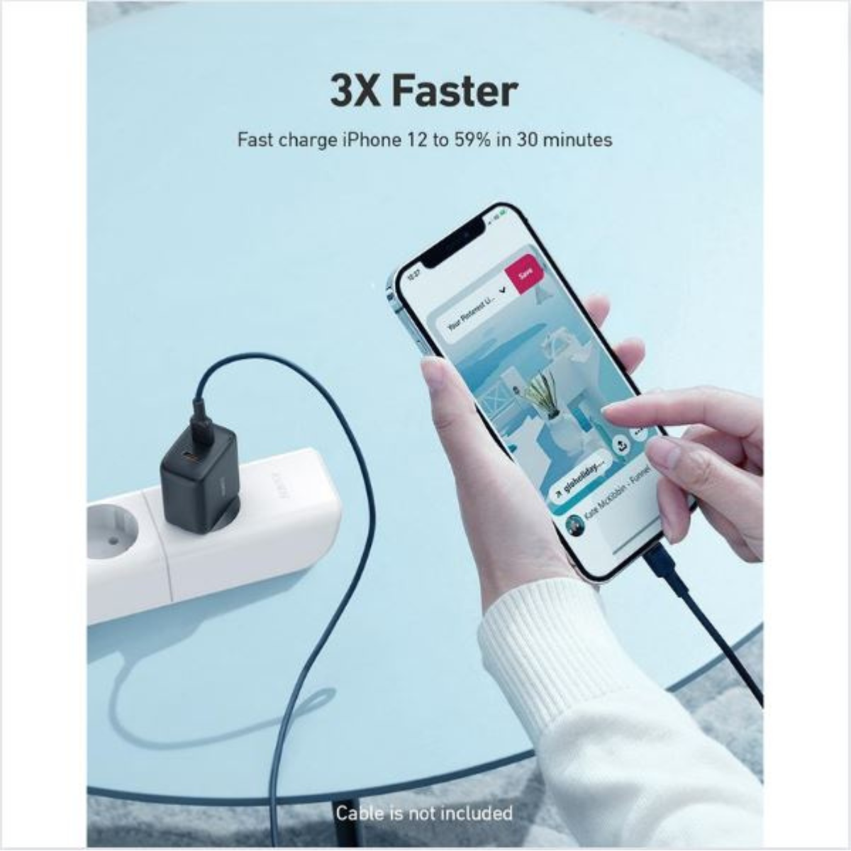Eine Person, die ein Telefon mit einem schwarzen Adapter auflädt und ein Telefon mit Pinterest-Feed zeigt.