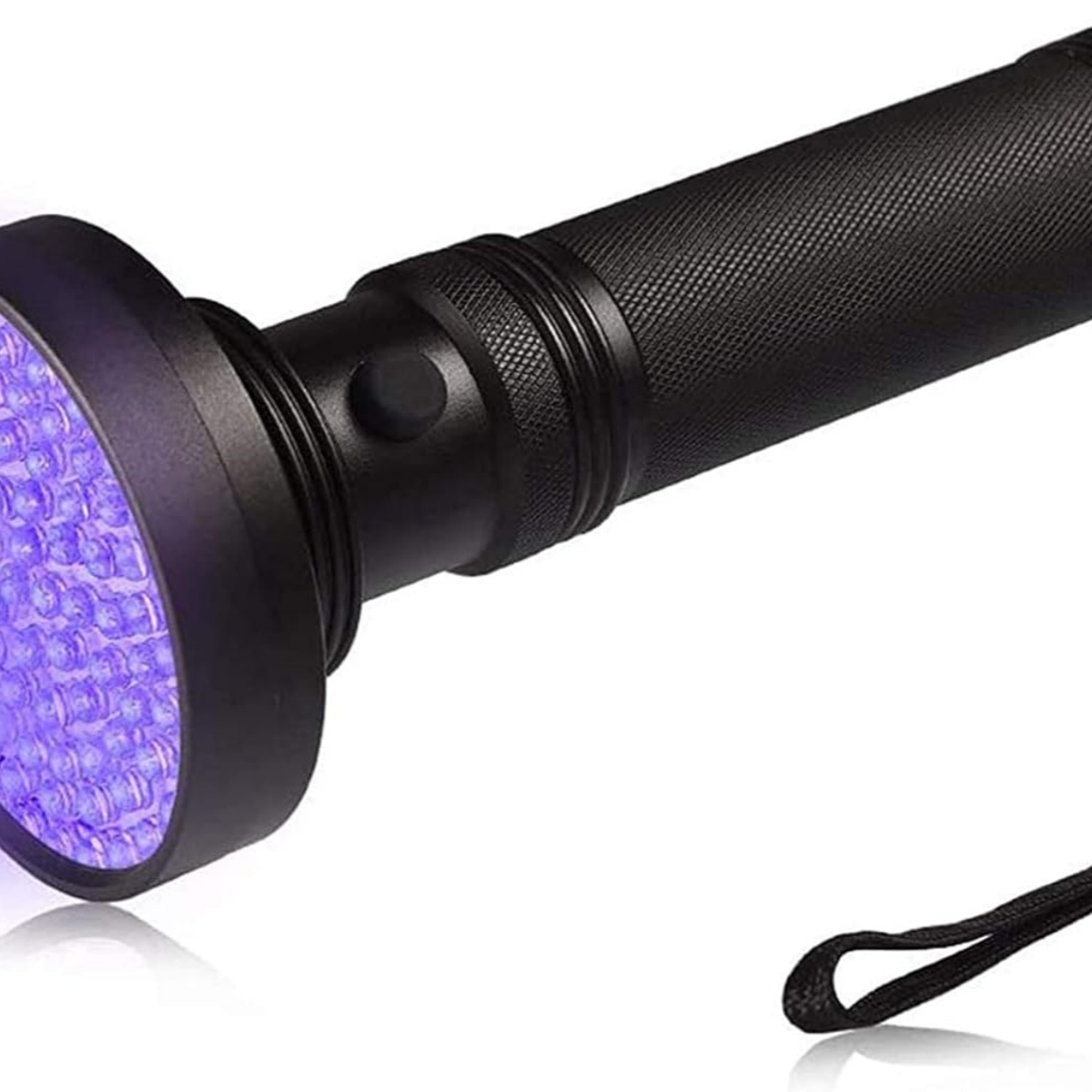 Eine schwarze UV-Taschenlampe mit lila Licht und einem schwarzen Umhängeband. Die Taschenlampe steht auf weißem Hintergrund.