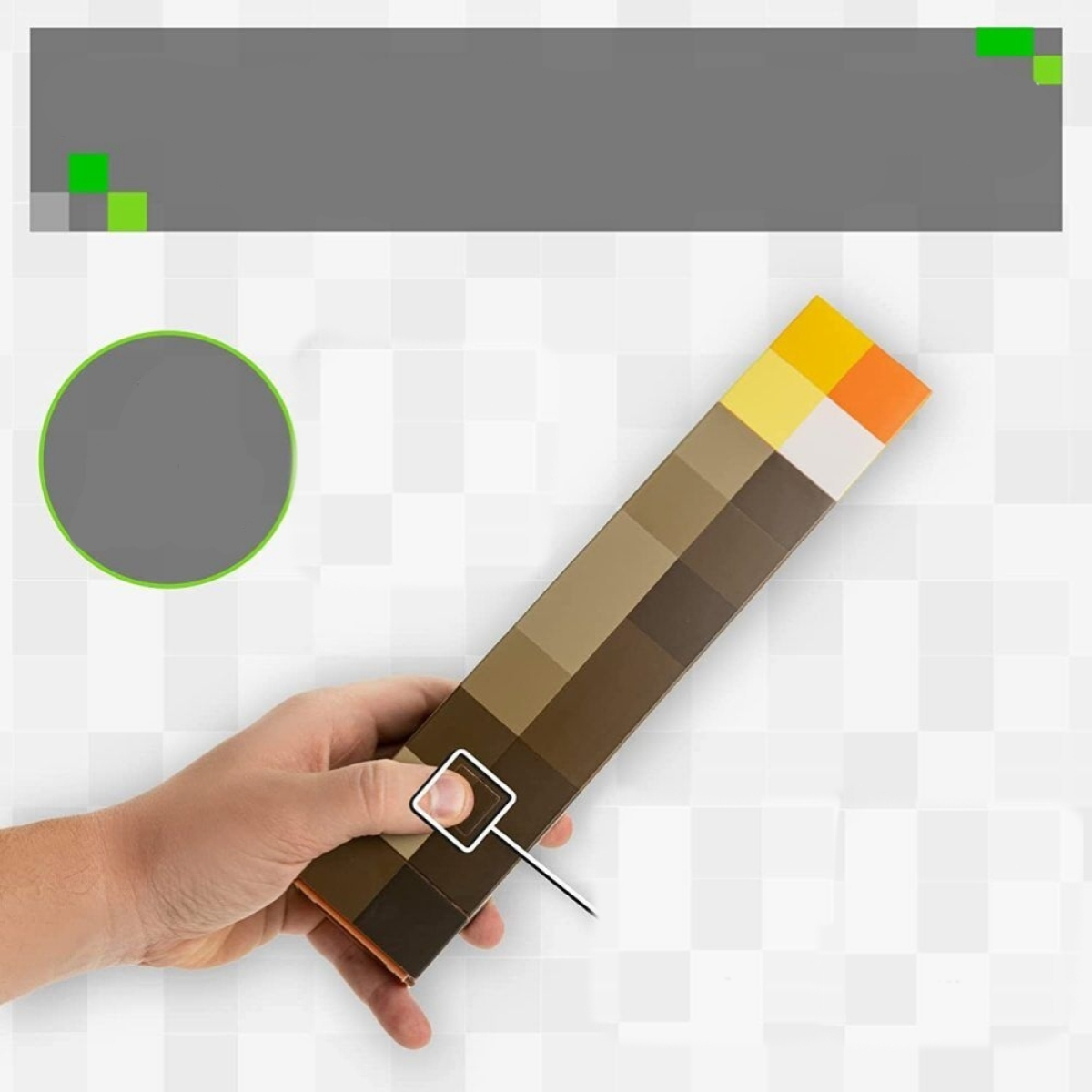 Eine Hand hält eine Minecraft-Fackel. Die Fackel ist braun mit gelben, orangen und weißen Abschnitten. Der Hintergrund ist grau.