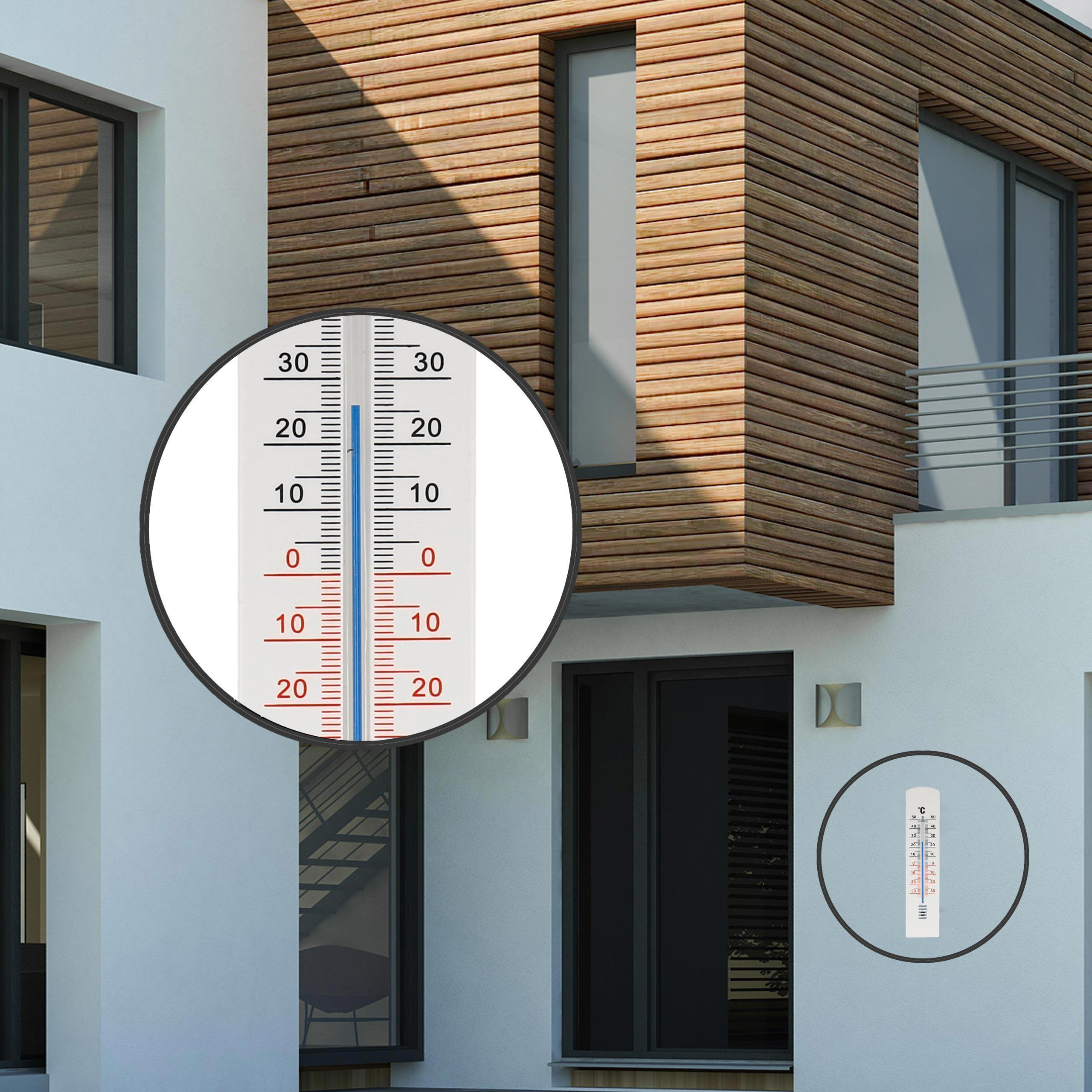 Nahaufnahme eines Thermometers an einem Gebäude. Ein vergrößerter Kreis zeigt die Temperatur an.