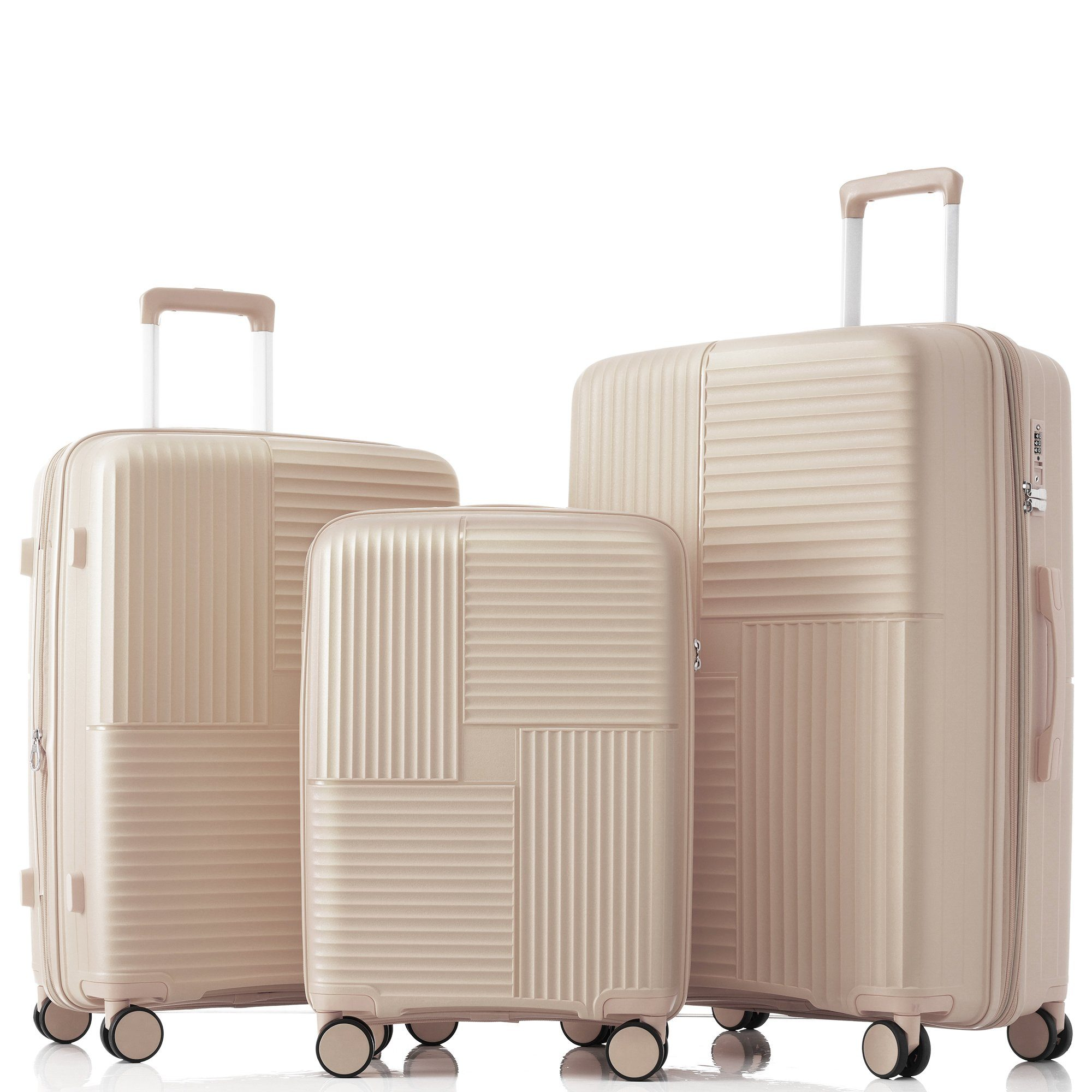Drei beige Koffer in verschiedenen Größen. Sie stehen zusammen vor weißem Hintergrund.