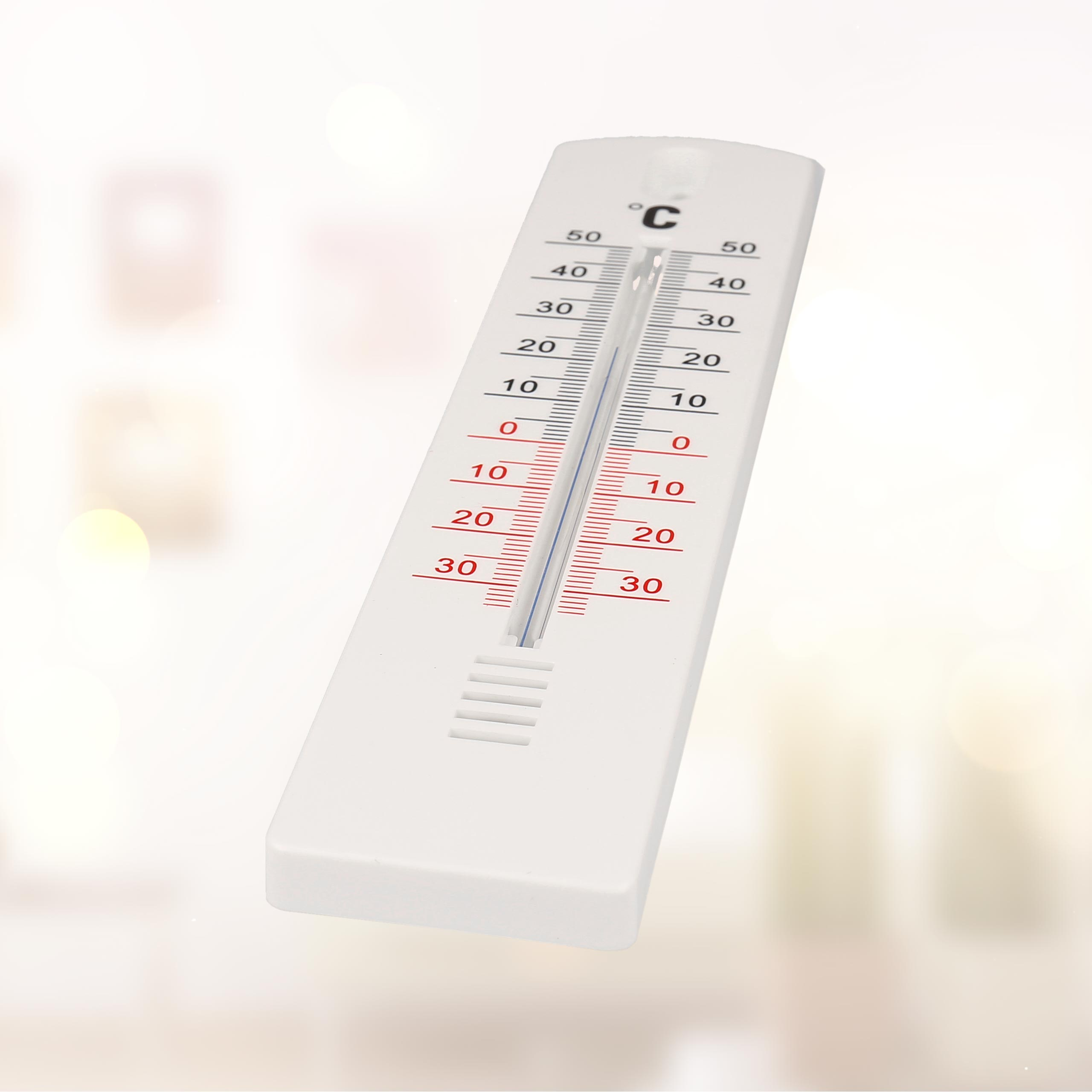 Weißes Thermometer mit roten und blauen Markierungen, das die Temperatur anzeigt.