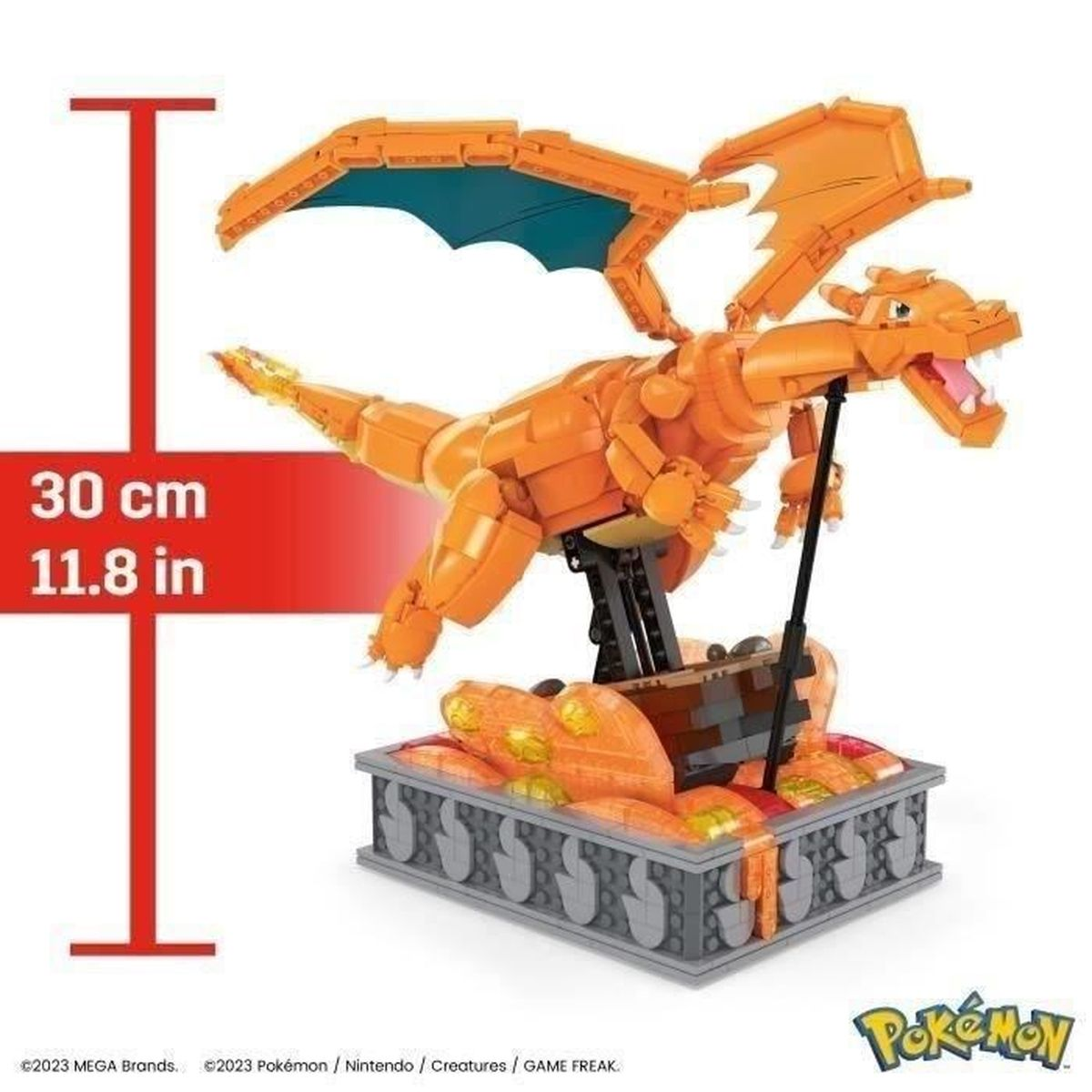 Pomarańczowa figurka Lego Charizard, 30 cm wysokości, na podstawie. Niebieskie skrzydła i otwarta buzia.