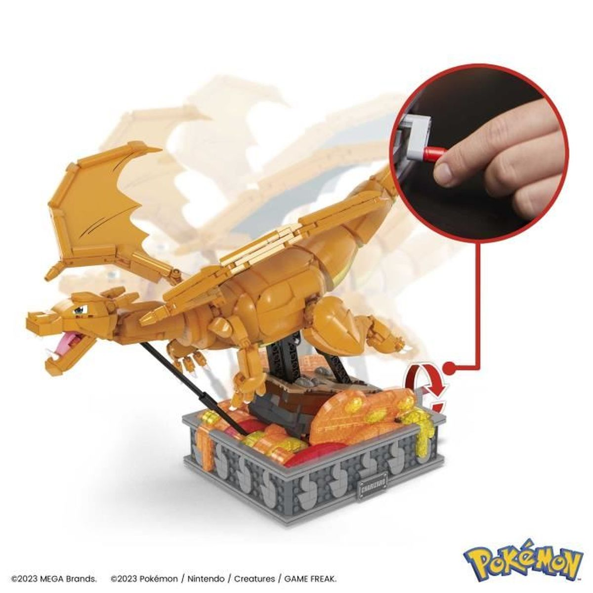 Model Lego Charizard, w trakcie montażu. Model jest pomarańczowy i szary.