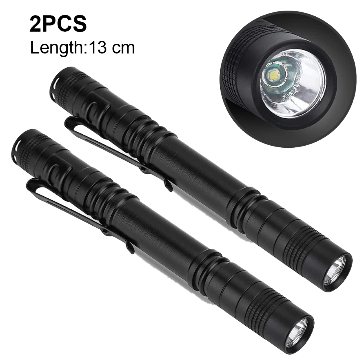 Zwei schwarze Taschenlampen mit Clips. Der Hintergrund ist weiß. Nahaufnahme des Lichts.
