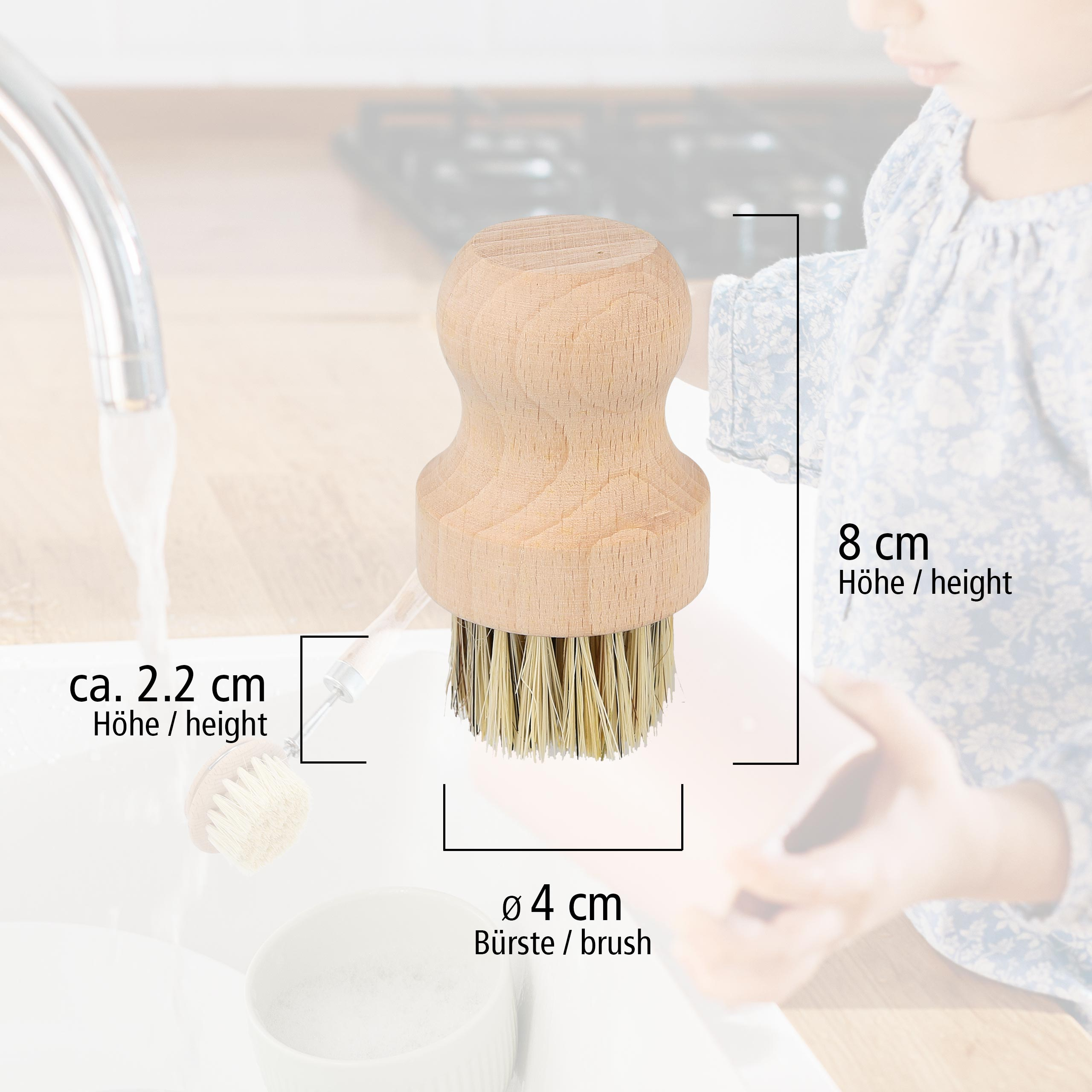Eine hölzerne Geschirrbürste mit Größenangaben: 8 cm hoch, 4 cm Bürstendurchmesser und 2,2 cm hoch.