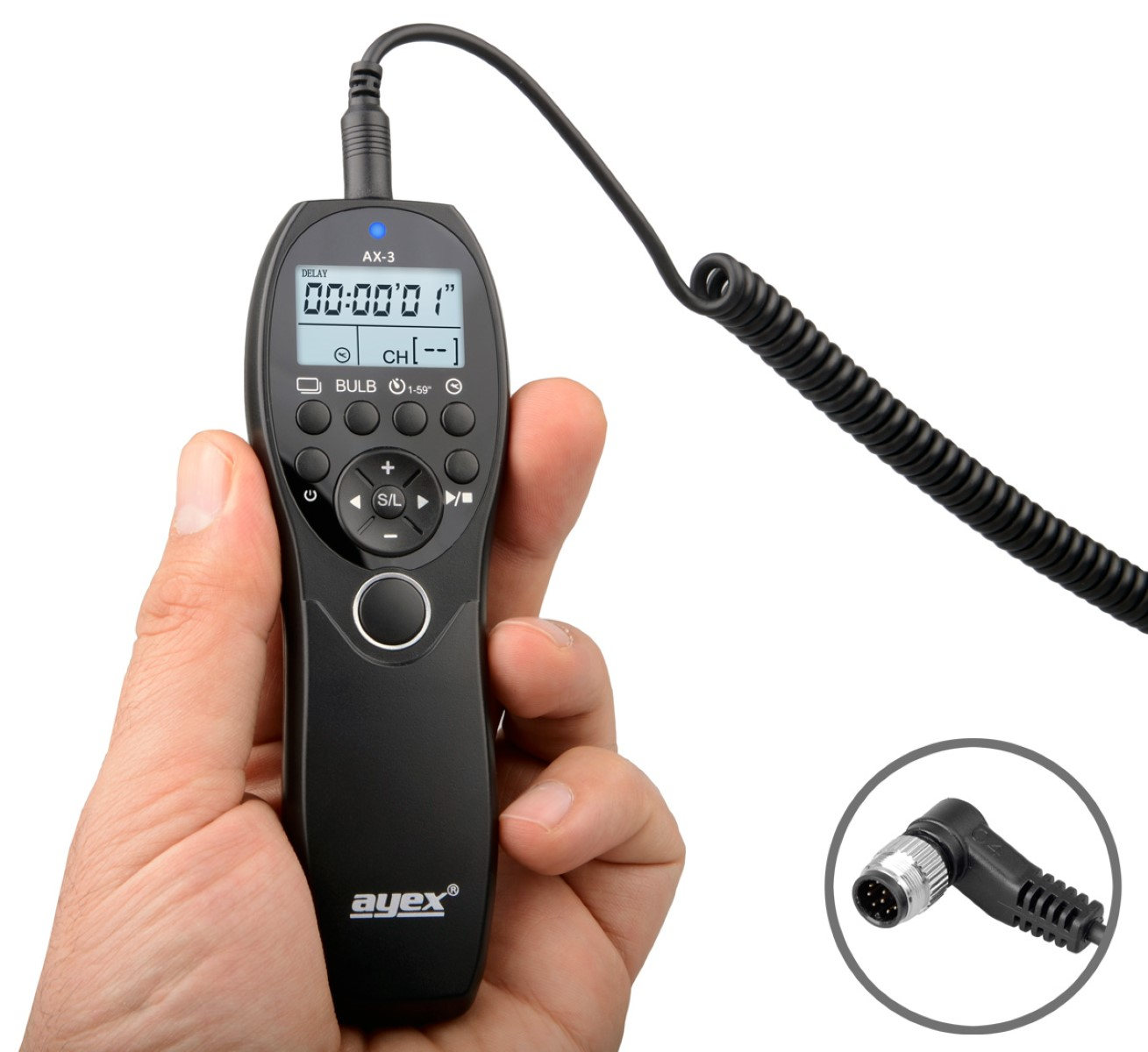 Hand hält schwarze Fernbedienung mit Display und Knöpfen. Ein Spiralkabel verbindet sich mit einem Stecker. Nahaufnahme des Steckers.
