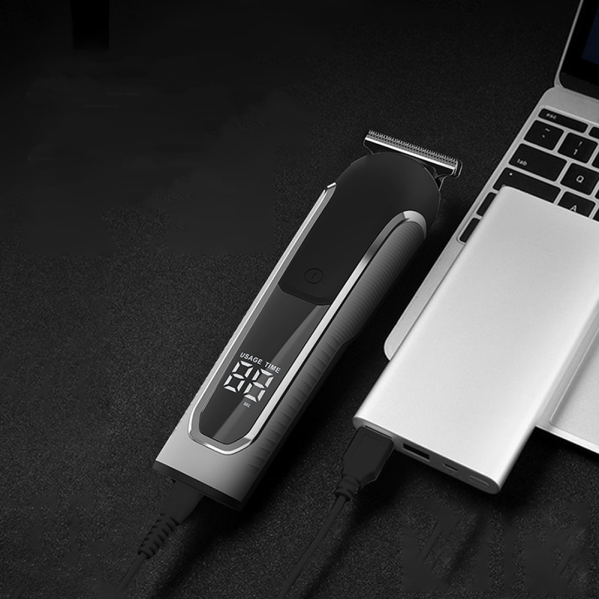 Czarna i szara golarka elektryczna z wyświetlaczem cyfrowym, podłączona do srebrnego power banku.