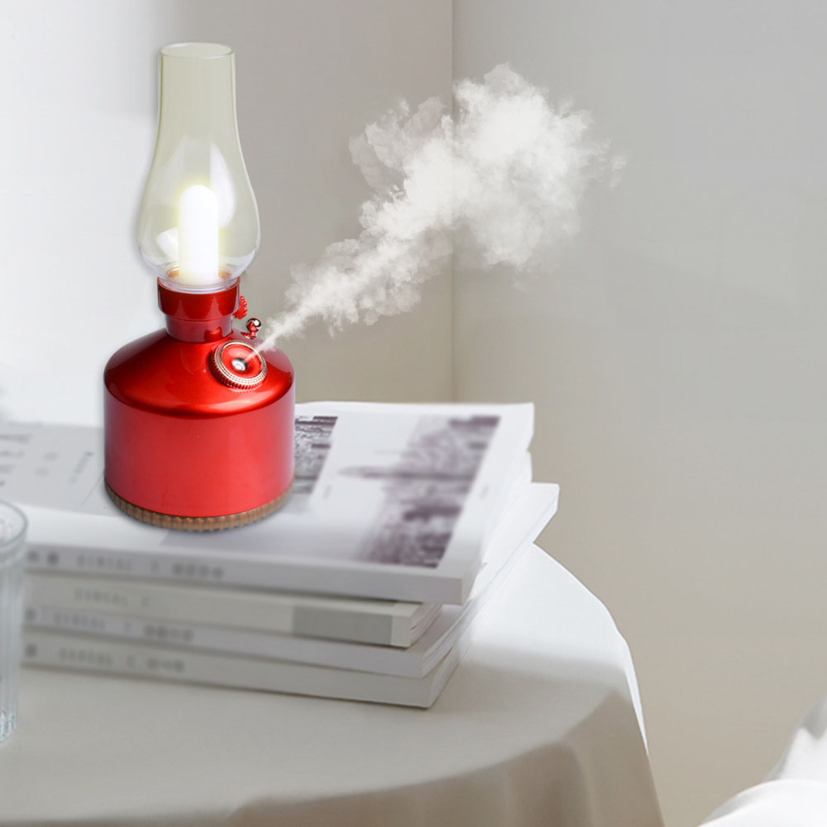 Eine rote Lampe im Vintage-Stil, die weißen Rauch abgibt, auf einem Tisch mit Büchern und weißer Wand.