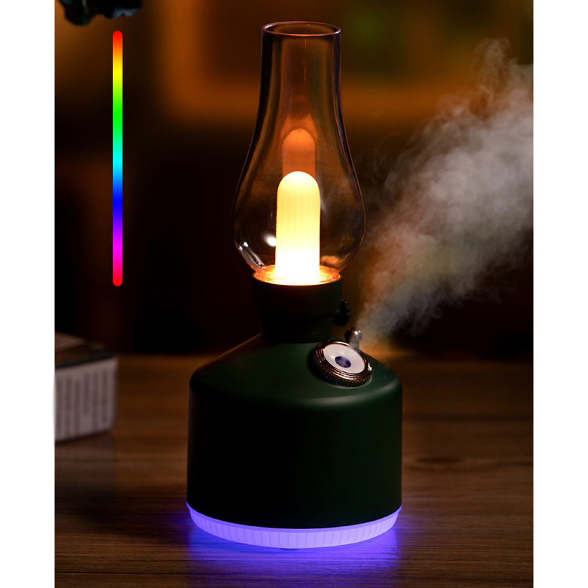 Eine dunkelgrüne Lampe mit Glasaufsatz. Es hat ein farbenfrohes Licht um die Basis.