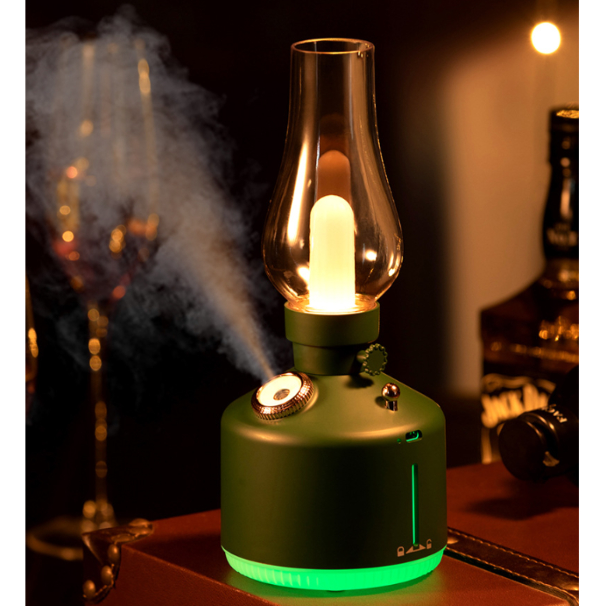 Eine grüne Lampe mit Glaskopf verströmt Dampf, platziert auf einem Tisch mit einer Flasche.