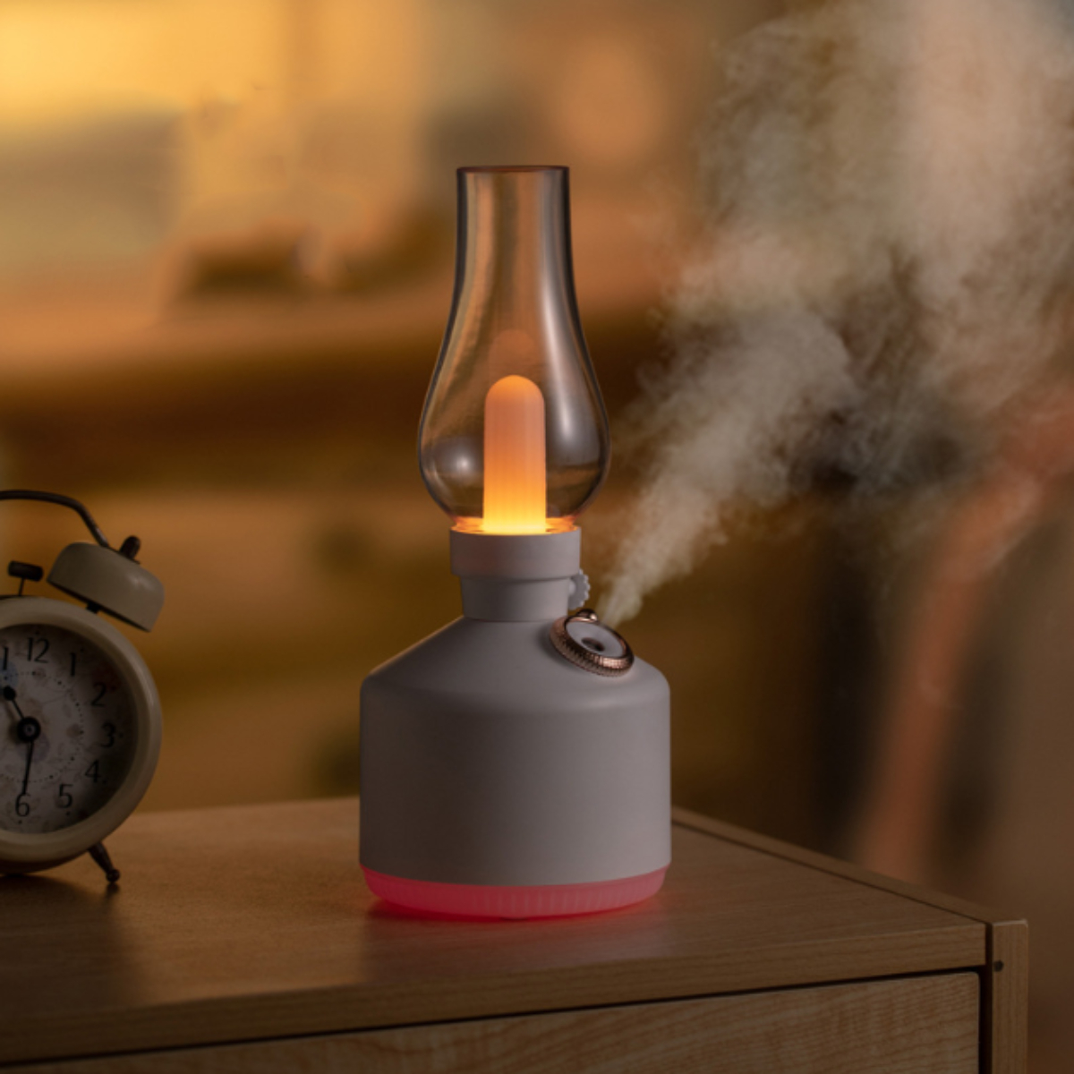 Weiße und graue Lampe mit flammenartigem Licht und Rauch. Auf einer Holzoberfläche platziert.