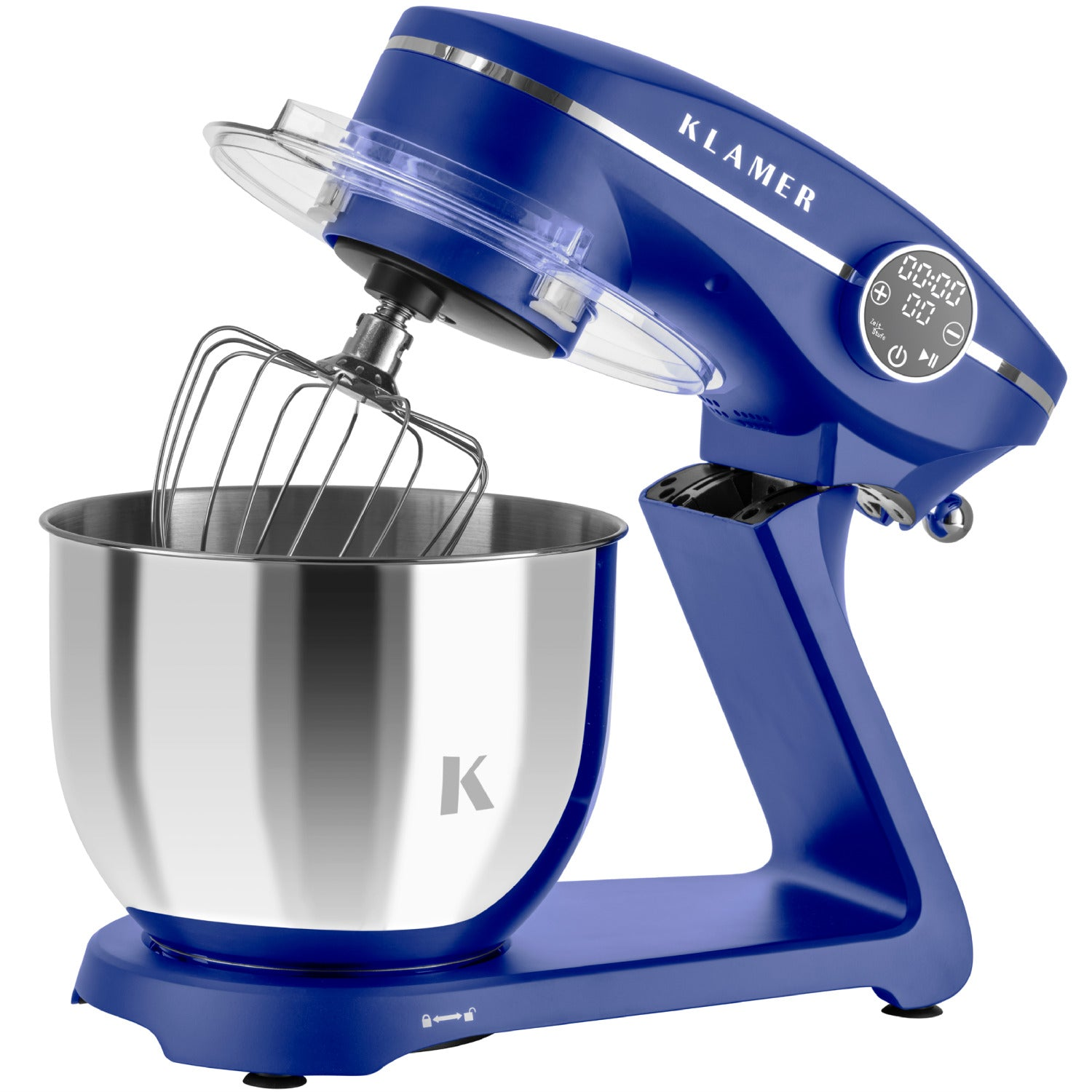 Ein blauer Küchenmixer mit einer Edelstahlschüssel und einem Schneebesenaufsatz. Der Hintergrund ist weiß.