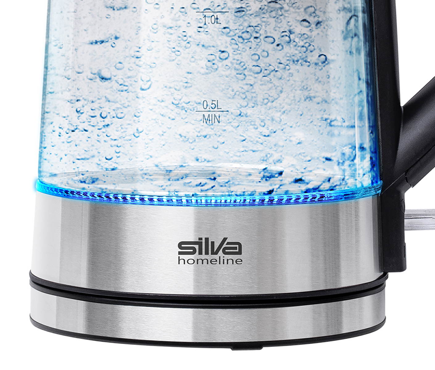 Ein klarer elektrischer Glaswasserkocher mit blauem Licht und Wasser mit Blasen darin.
