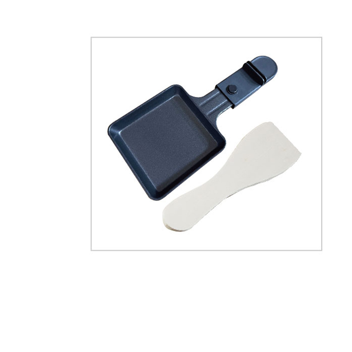 Schwarze Raclette-Pfanne und Holzspatel auf weißem Hintergrund. Die Pfanne ist leer.
