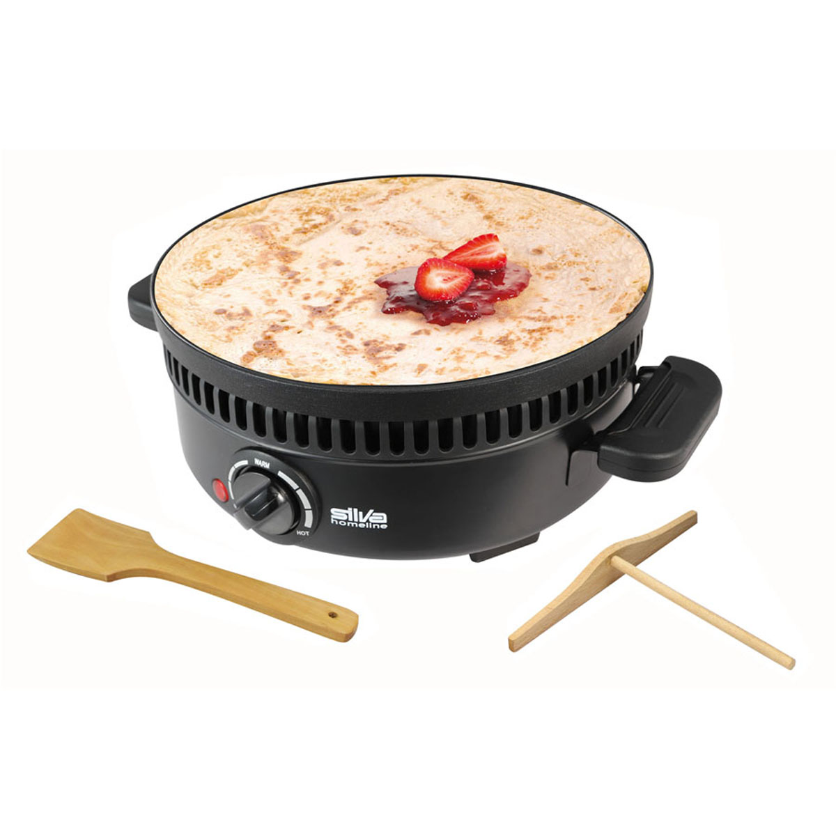 Schwarzer Crêpes-Maker mit Crêpe, Erdbeertopping und Holzutensilien. Es ist auf Weiß.
