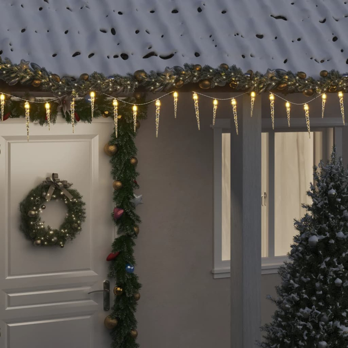 Außenansicht eines Hauses mit Weihnachtsbeleuchtung. Eiszapfenlichter hängen. Ein Kranz an der Tür.