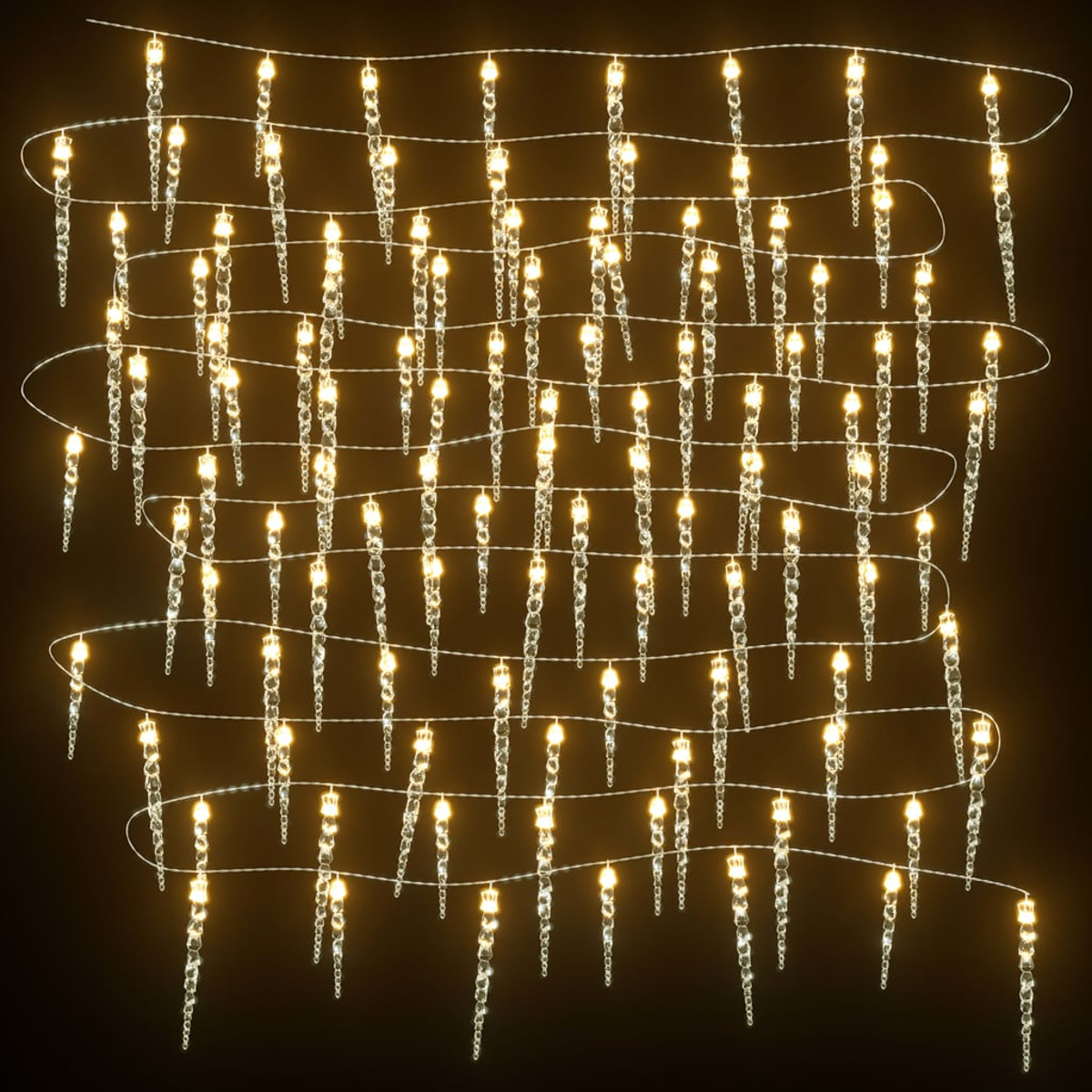 Eiszapfenlichter hängen vor schwarzem Hintergrund, mehrere Stränge.