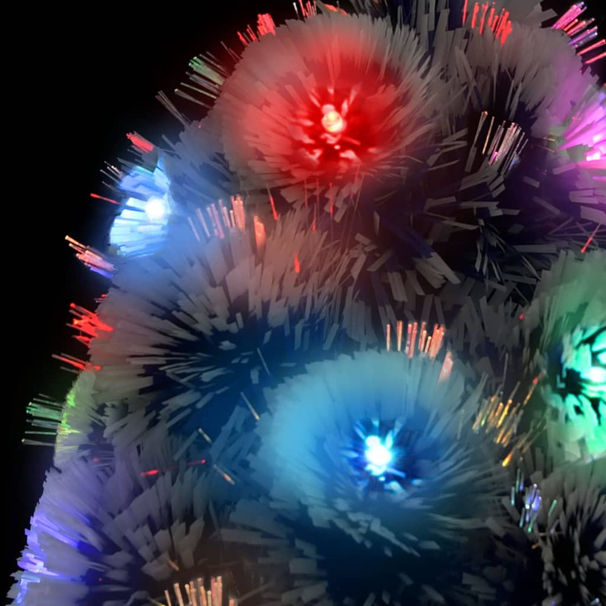 Nahaufnahme eines Glasfaser-Weihnachtsbaums mit roten, blauen und violetten Lichtern.