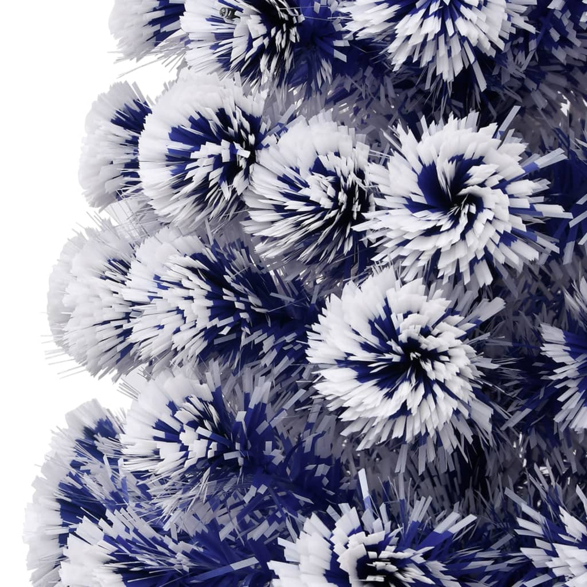 Nahaufnahme eines blau-weißen Weihnachtsbaums mit pompomartiger Textur.