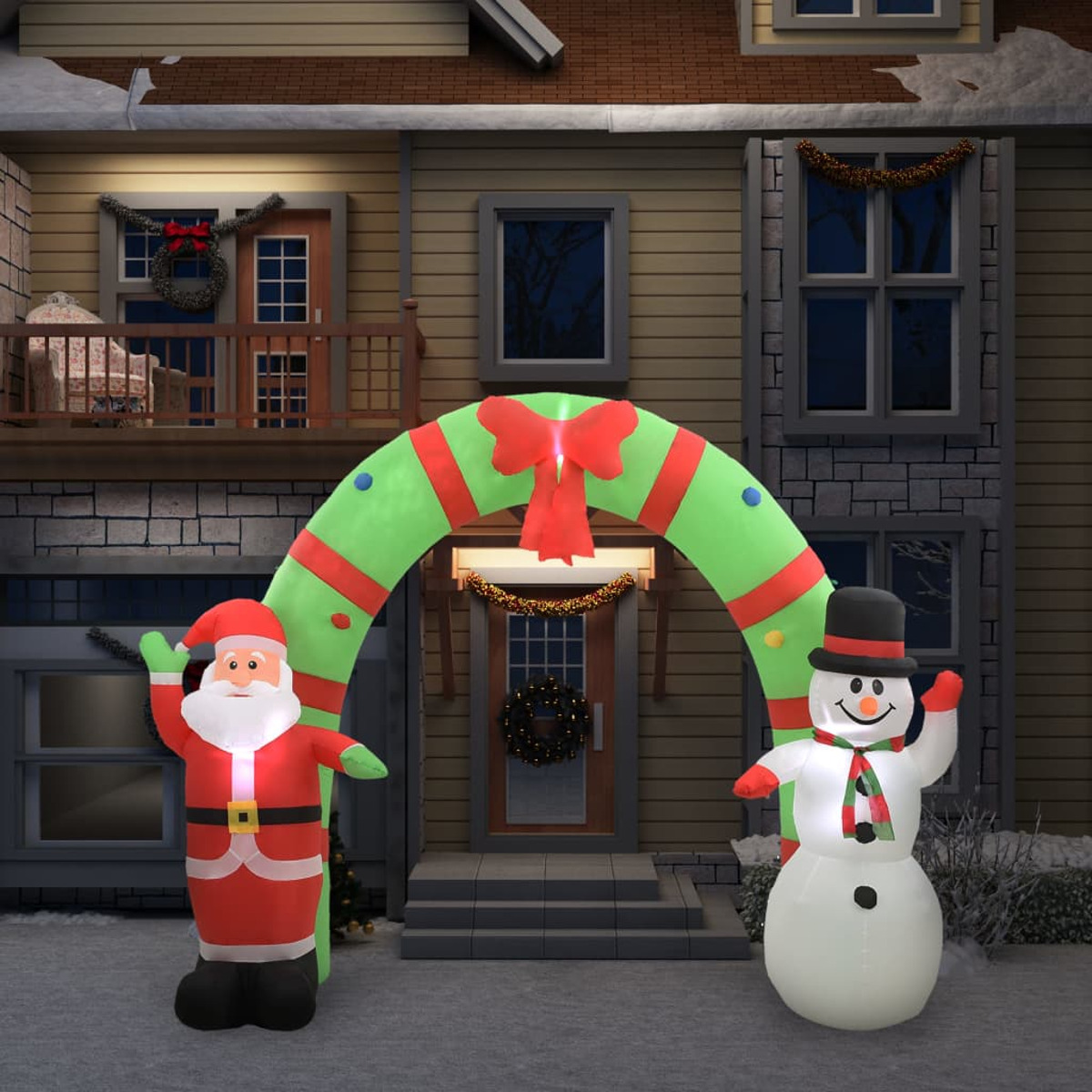 Weihnachtsmann und ein Schneemann vor einem Haus, Bogen aus grünen und roten Dekorationen. Weihnachtsszene.