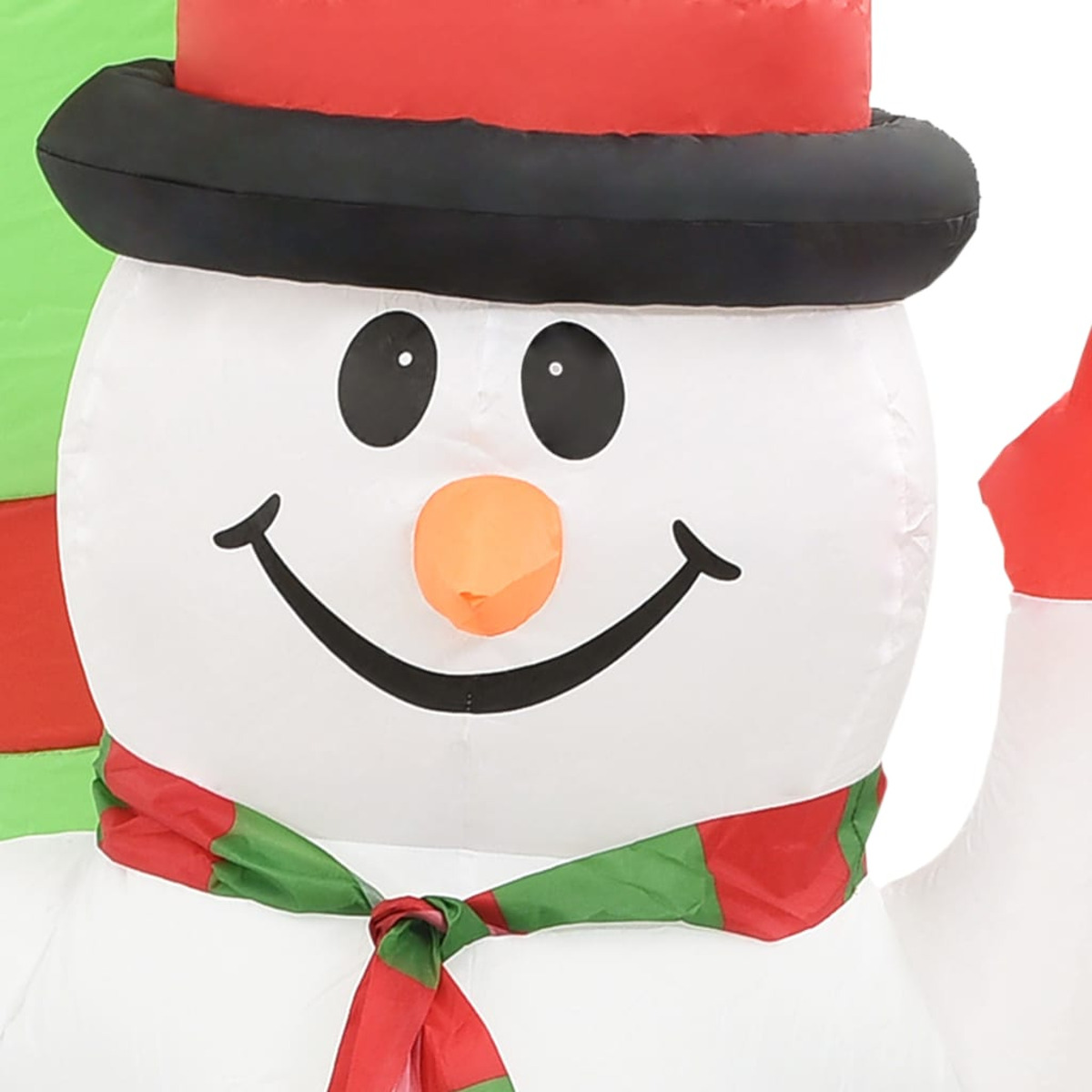 Nahaufnahme des Gesichts eines Schneemanns mit Hut und grünem Schal.