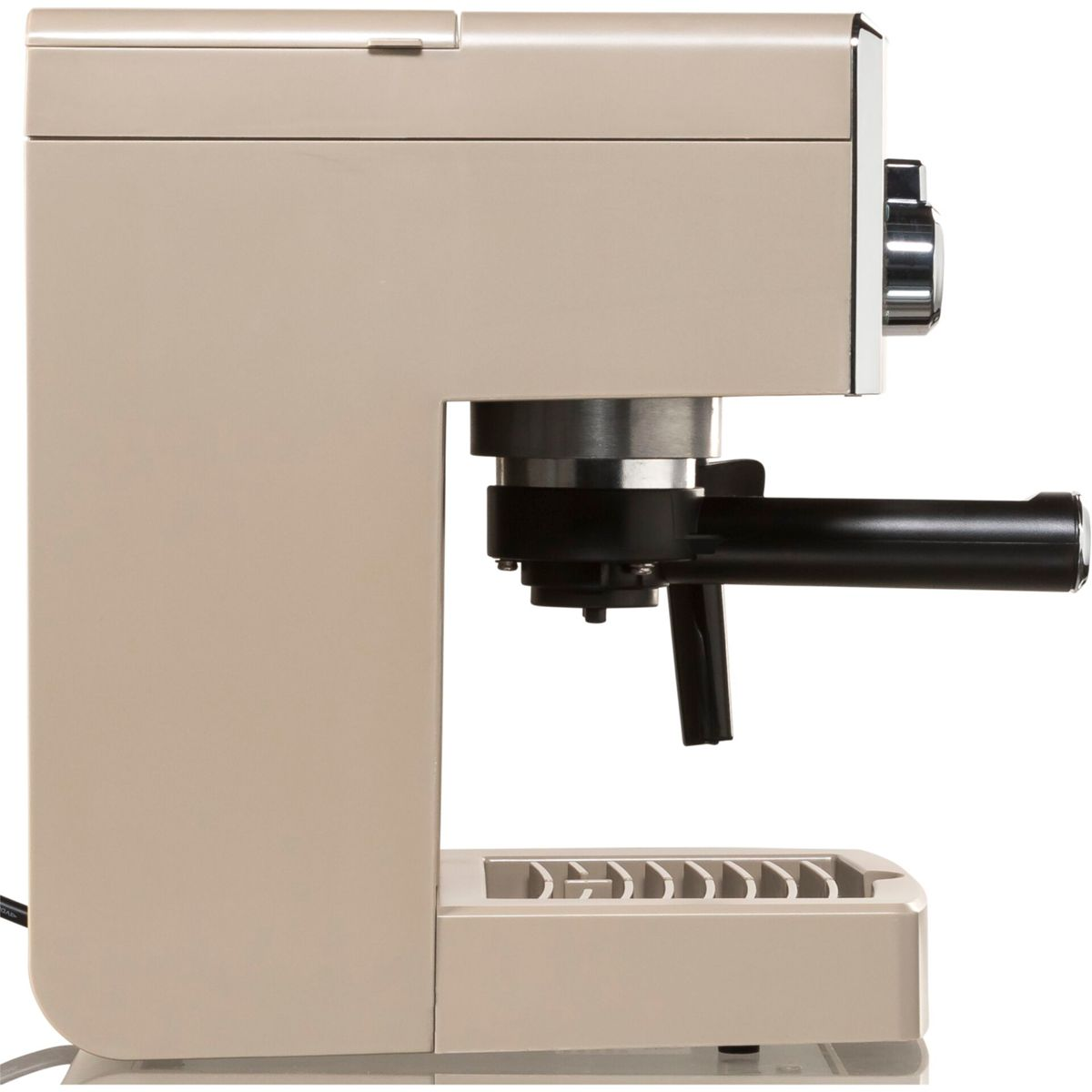 Vista lateral de una cafetera espresso beige sobre una superficie blanca. Primer plano.