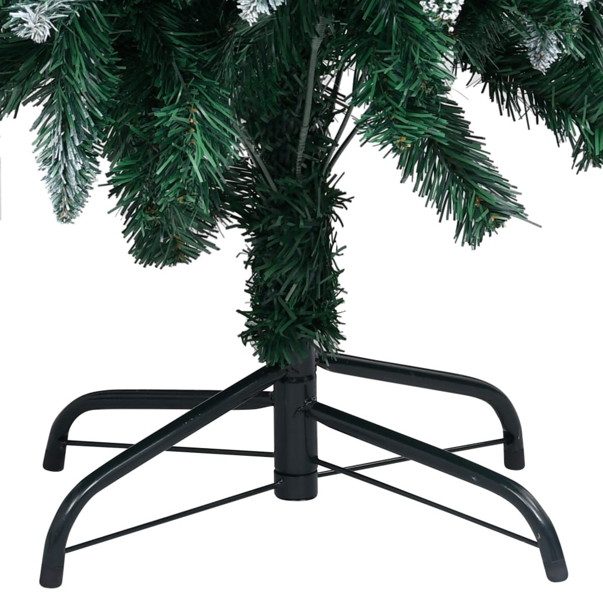 Weihnachtsbaumfuß mit grünen Nadeln und schwarzem Metallgestell. Schneeähnliche Elemente auf Ästen.