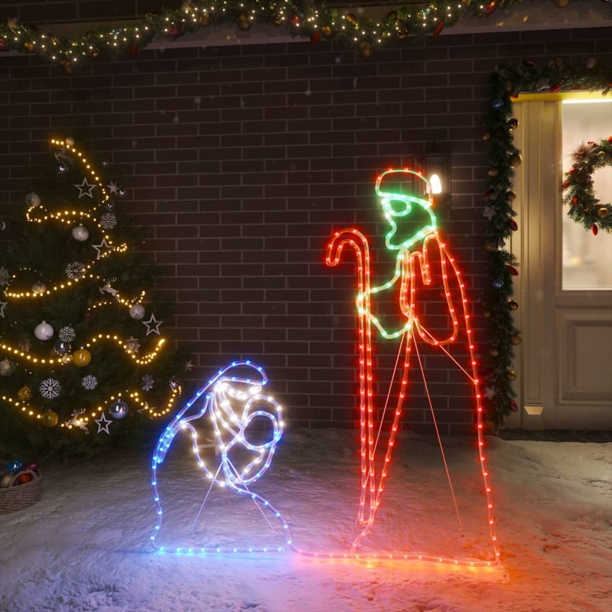 Eine Krippenszene mit Lichtern, mit den Figuren Maria, Josef und einem Weihnachtsbaum.