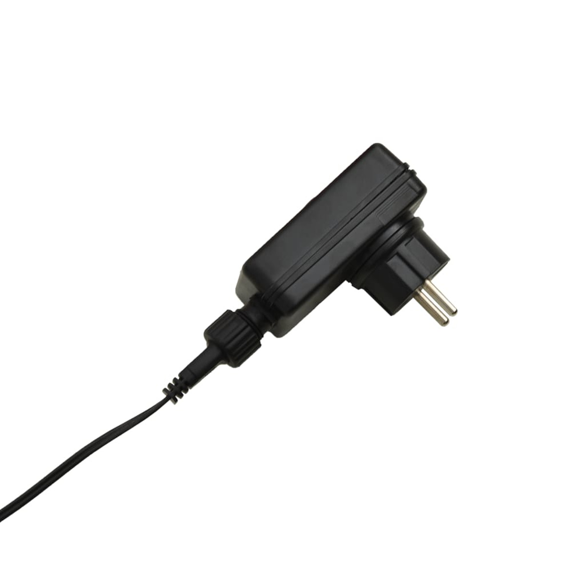 Ein schwarzer Netzadapter mit Stecker und Kabel, isoliert auf weißem Hintergrund.